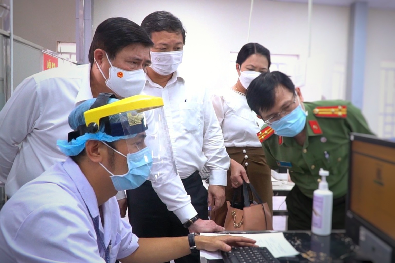 Chu tich TP.HCM kiem tra dot xuat Benh vien Cho Ray hinh anh