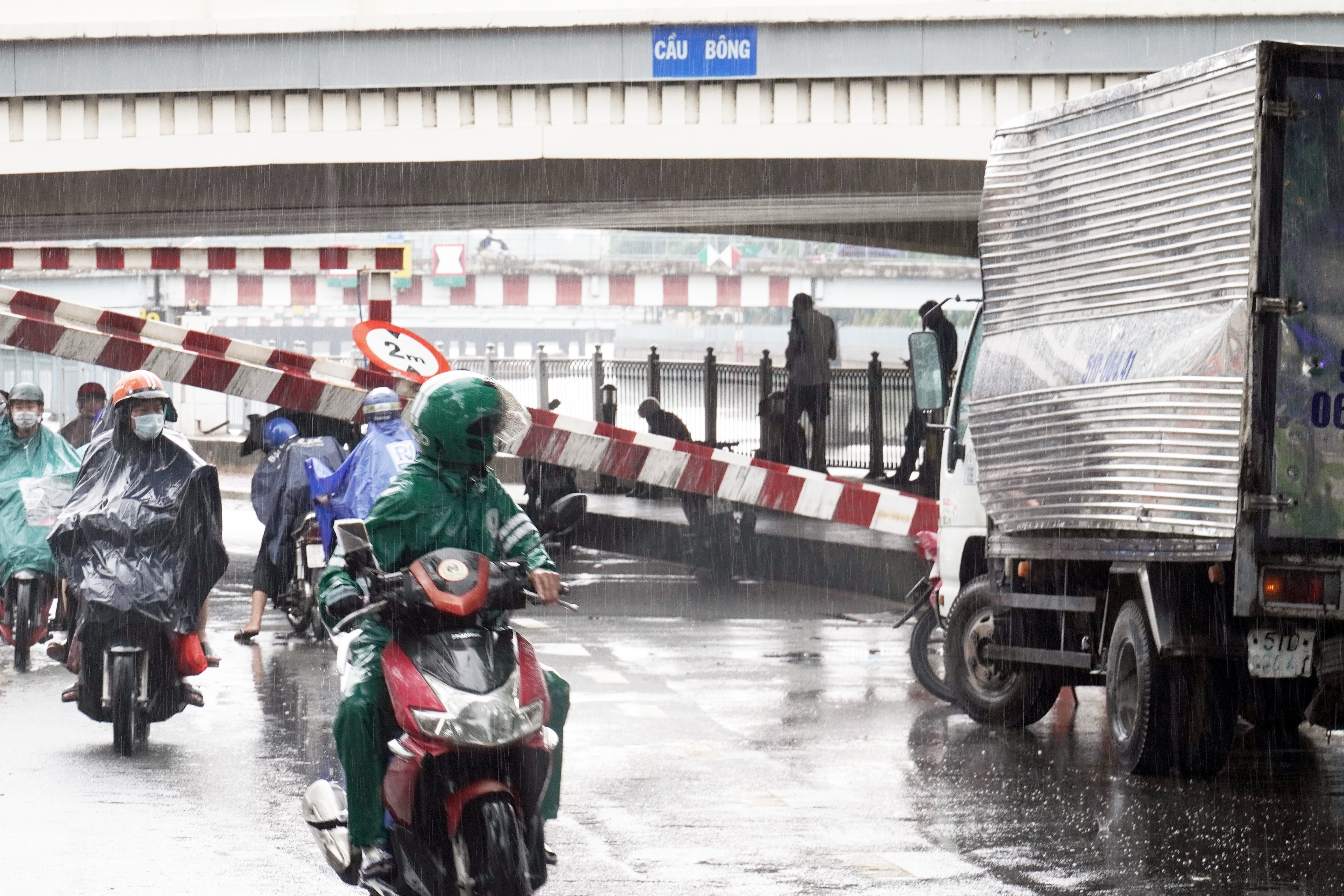 Tai xe xe tai ke luc tong sap thanh gioi han chieu cao o TP.HCM hinh anh