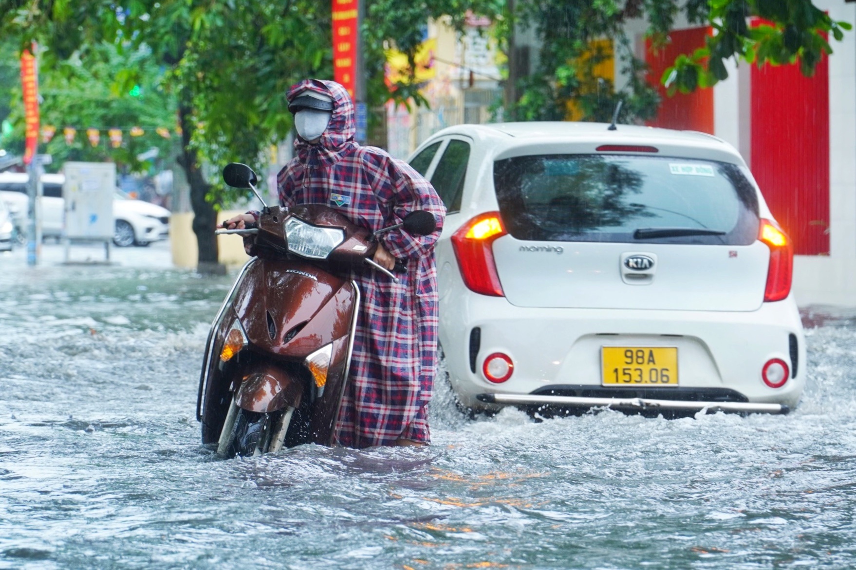 Thao Dien lai ngap nuoc sau tran mua lon hinh anh