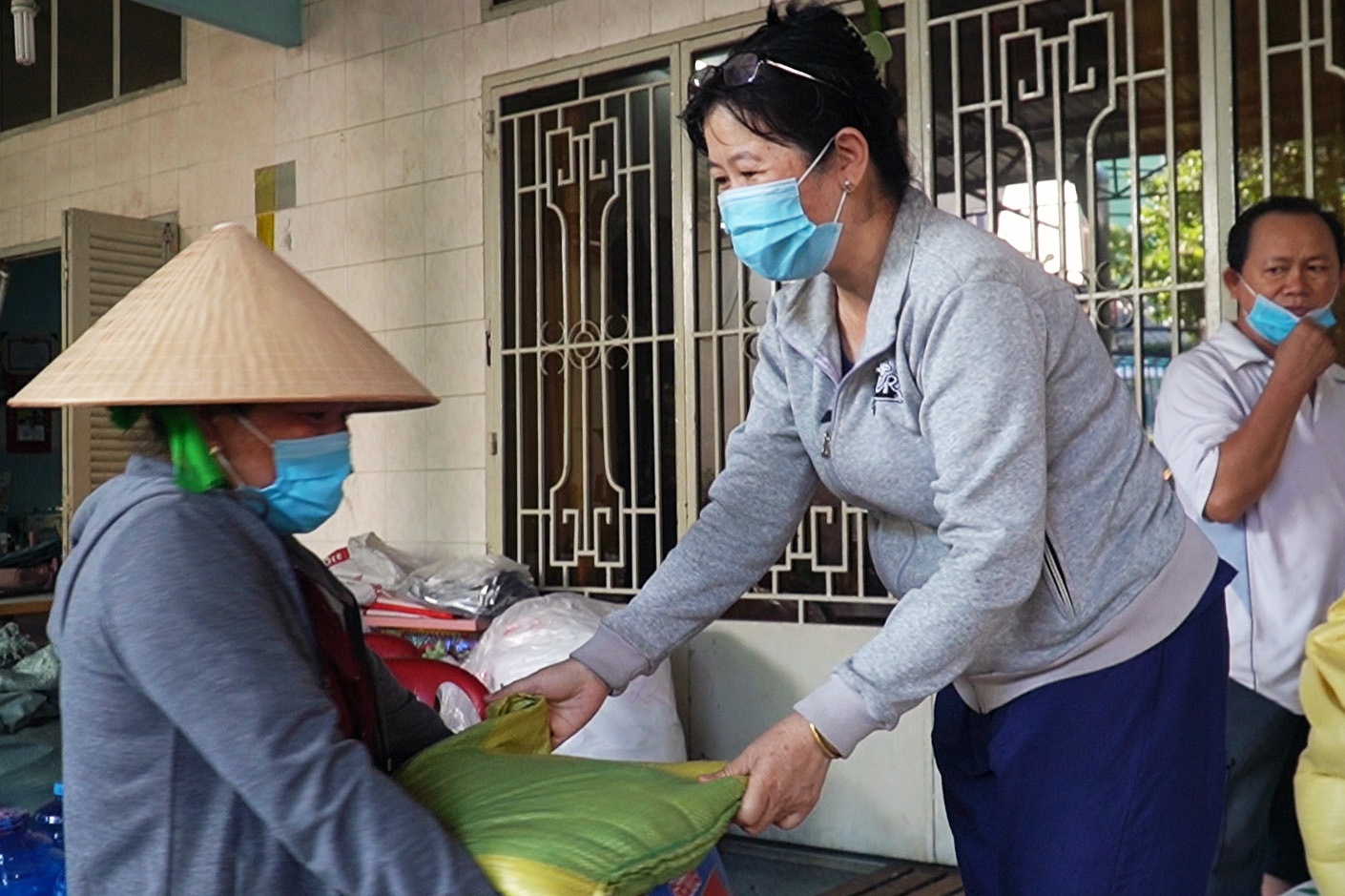 Chu tro o TP.HCM mua 400 kg gao tang nguoi thue nha hinh anh