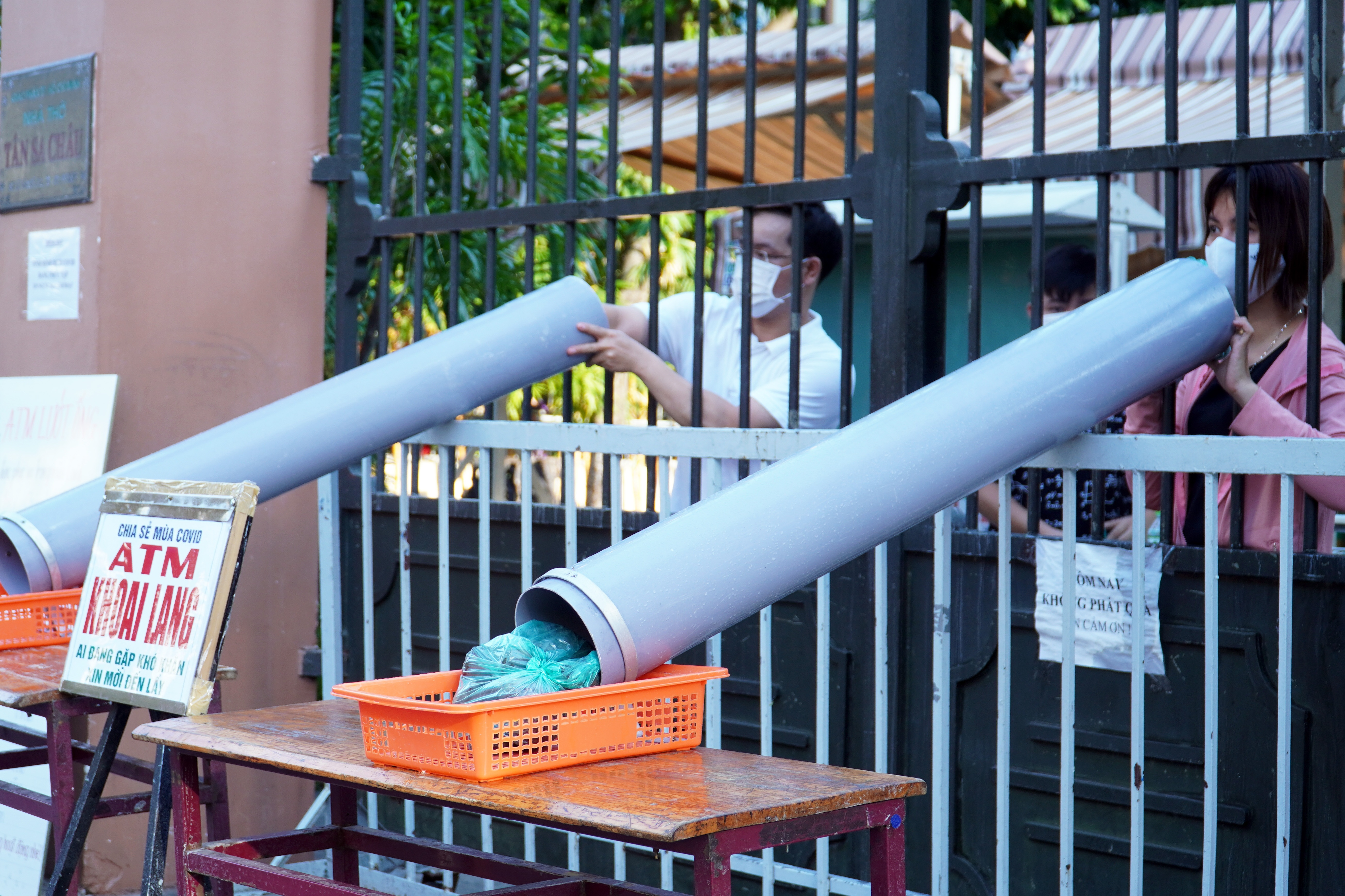 'ATM luot ong' tang qua cho nguoi kho khan tai TP.HCM hinh anh