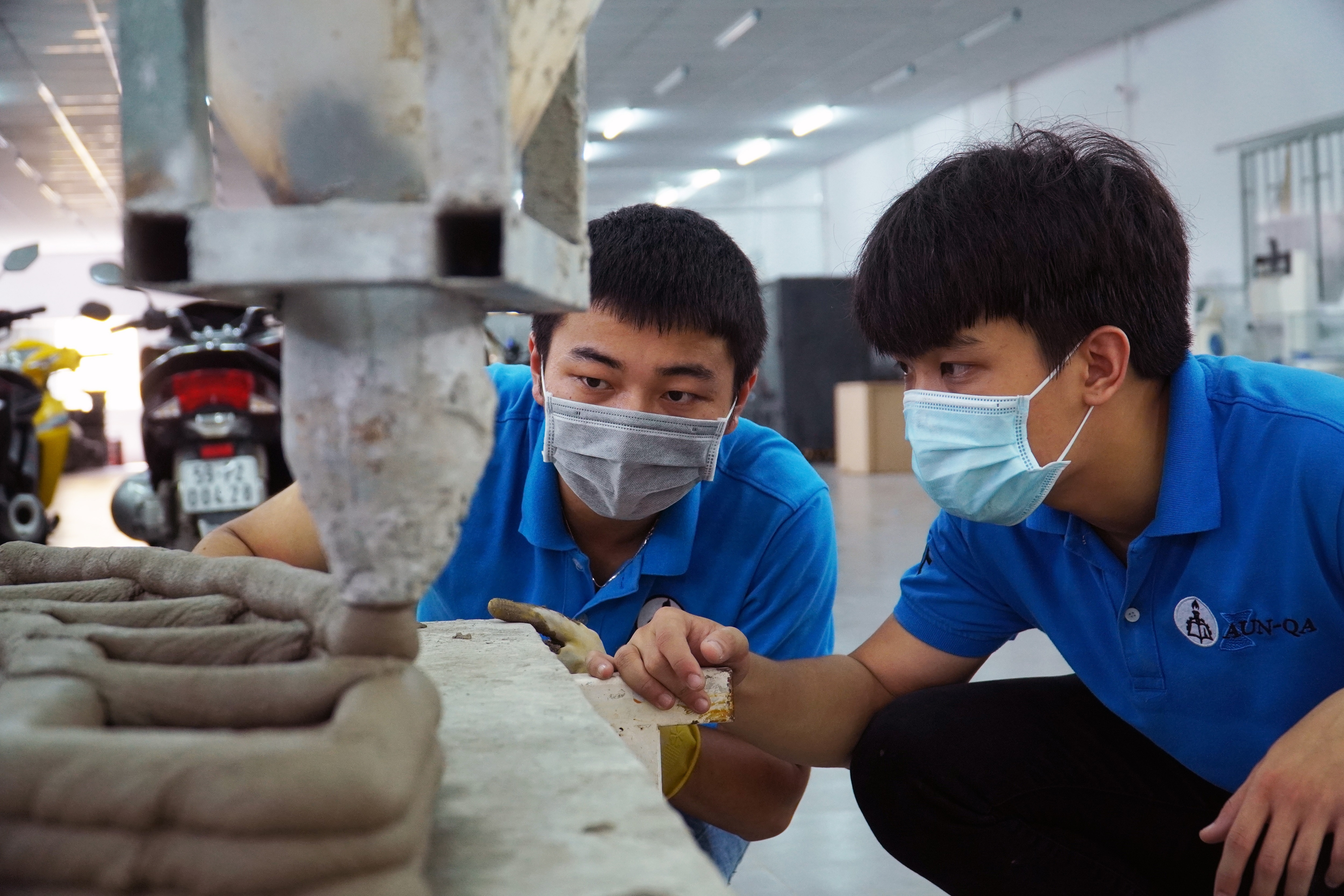 Sinh vien o TP.HCM che tao robot in 3D be tong de xay nha hinh anh