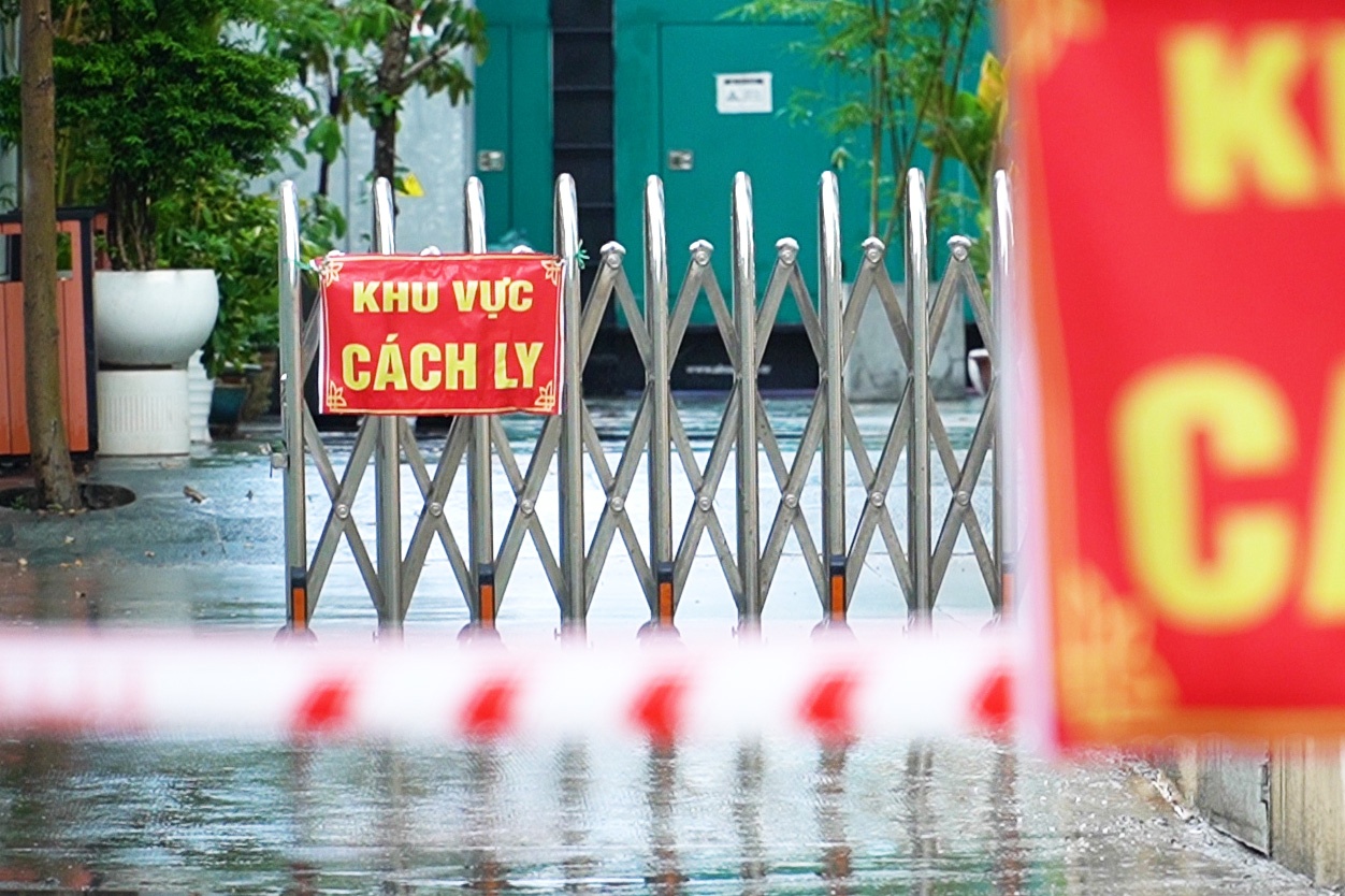 Toa nha tren duong Ung Van Khiem bi phong toa vi 20 ca mac Covid-19 hinh anh