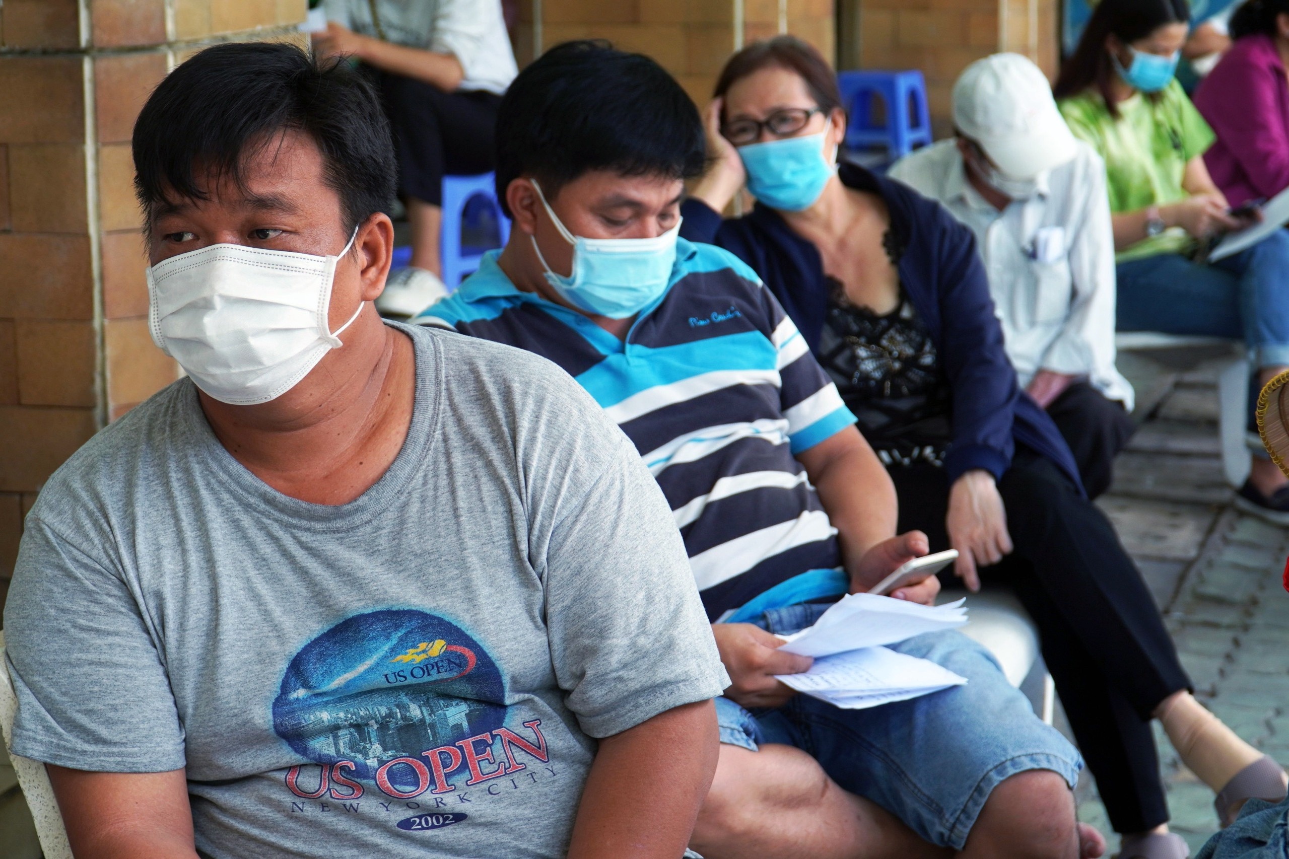 Nhieu nguoi o Thu Duc ra ve khi cho lay mau tam soat Covid-19 qua lau hinh anh