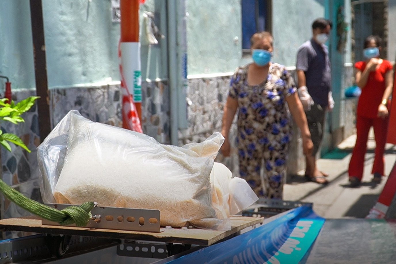 Dung bang chuyen trao 6 tan gao den tan nha nguoi dan o TP.HCM hinh anh