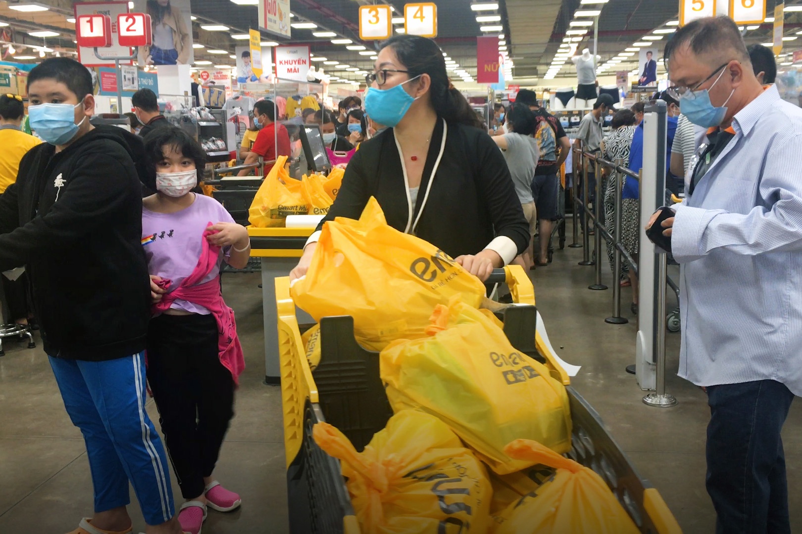 Chi 4,5 trieu dong mua thuc pham o sieu thi TP.HCM hinh anh