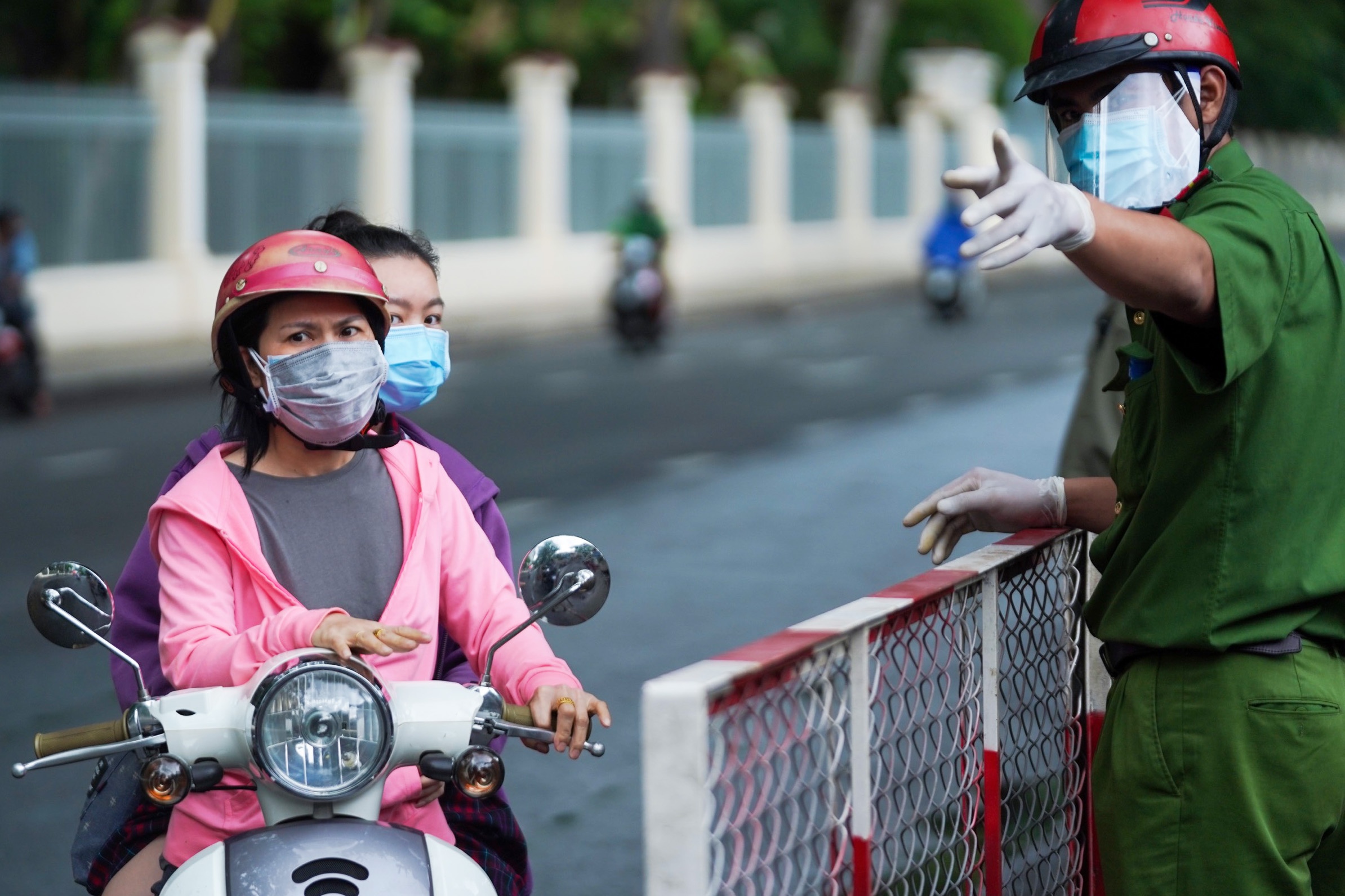 Thi sinh nham cong truong thi vi do duong bang Google Maps hinh anh