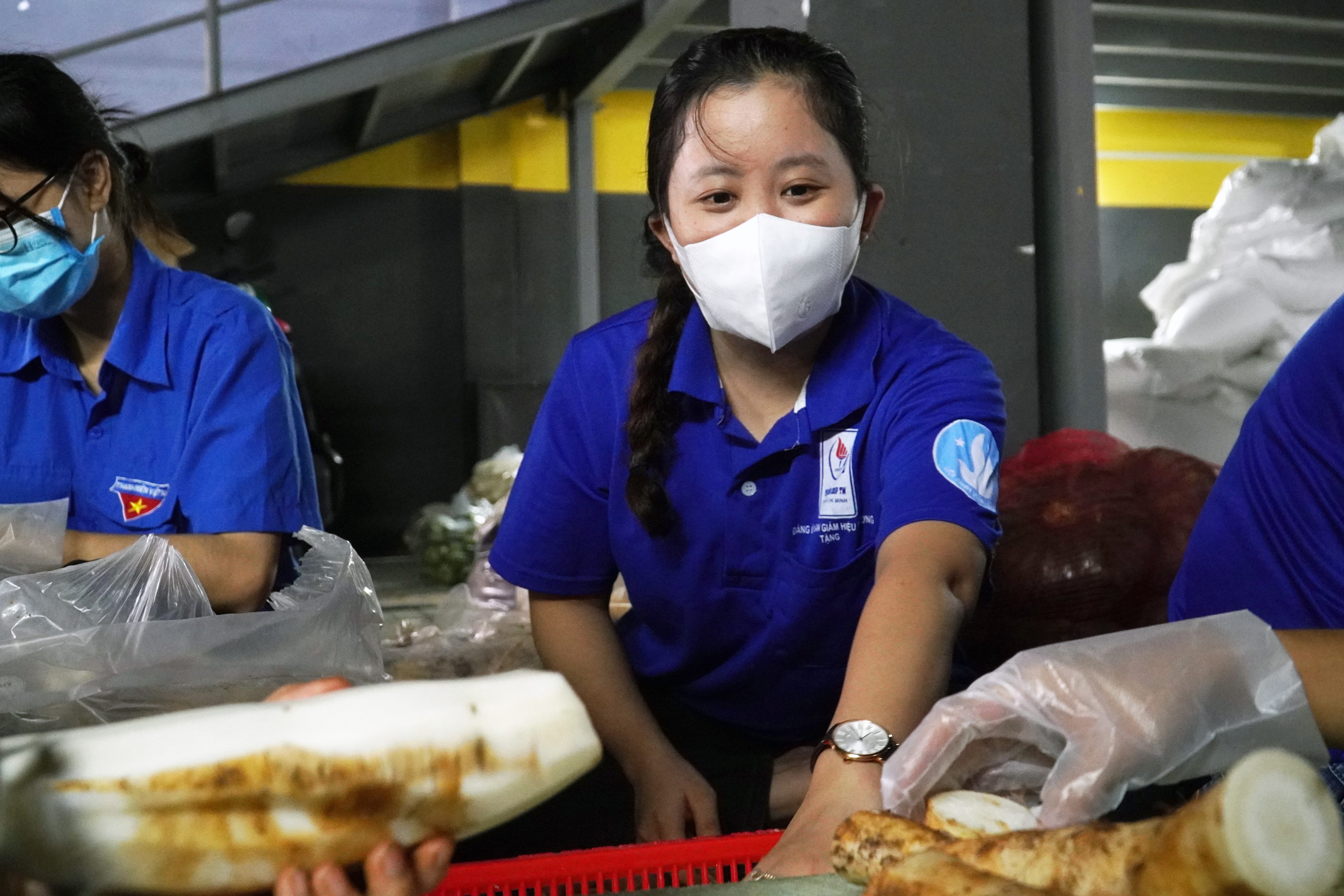 Nhung nguoi tre khong ve que, o lai TP.HCM lam tinh nguyen hinh anh
