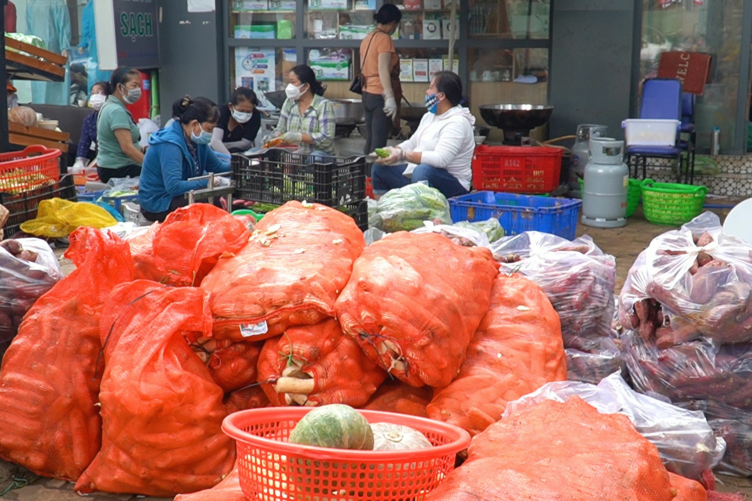 Tang 20 tan rau cu moi ngay cho nguoi dan TP.HCM trong khu phong toa hinh anh