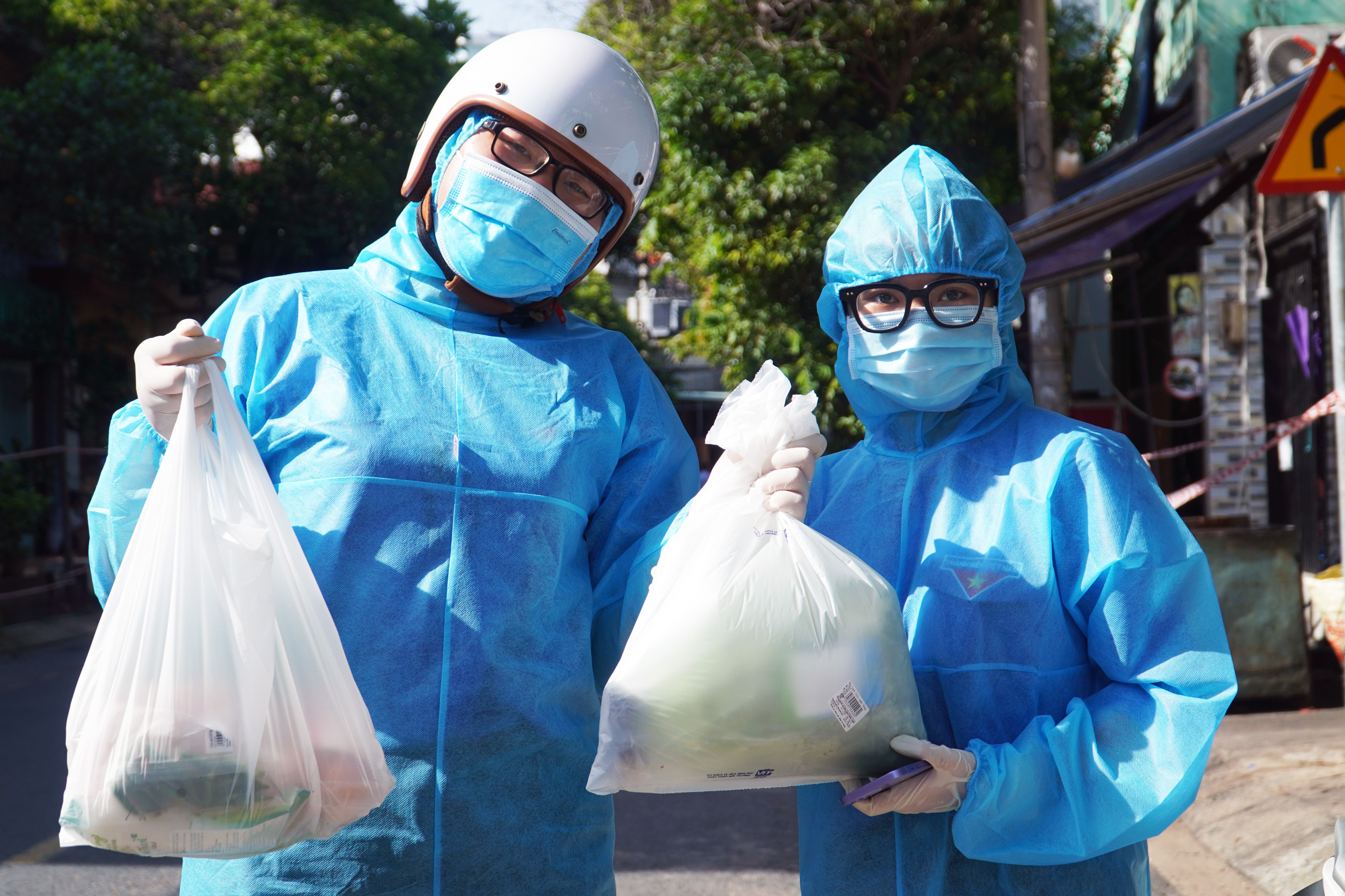 Di cho thay nguoi dan trong khu phong toa o TP.HCM hinh anh