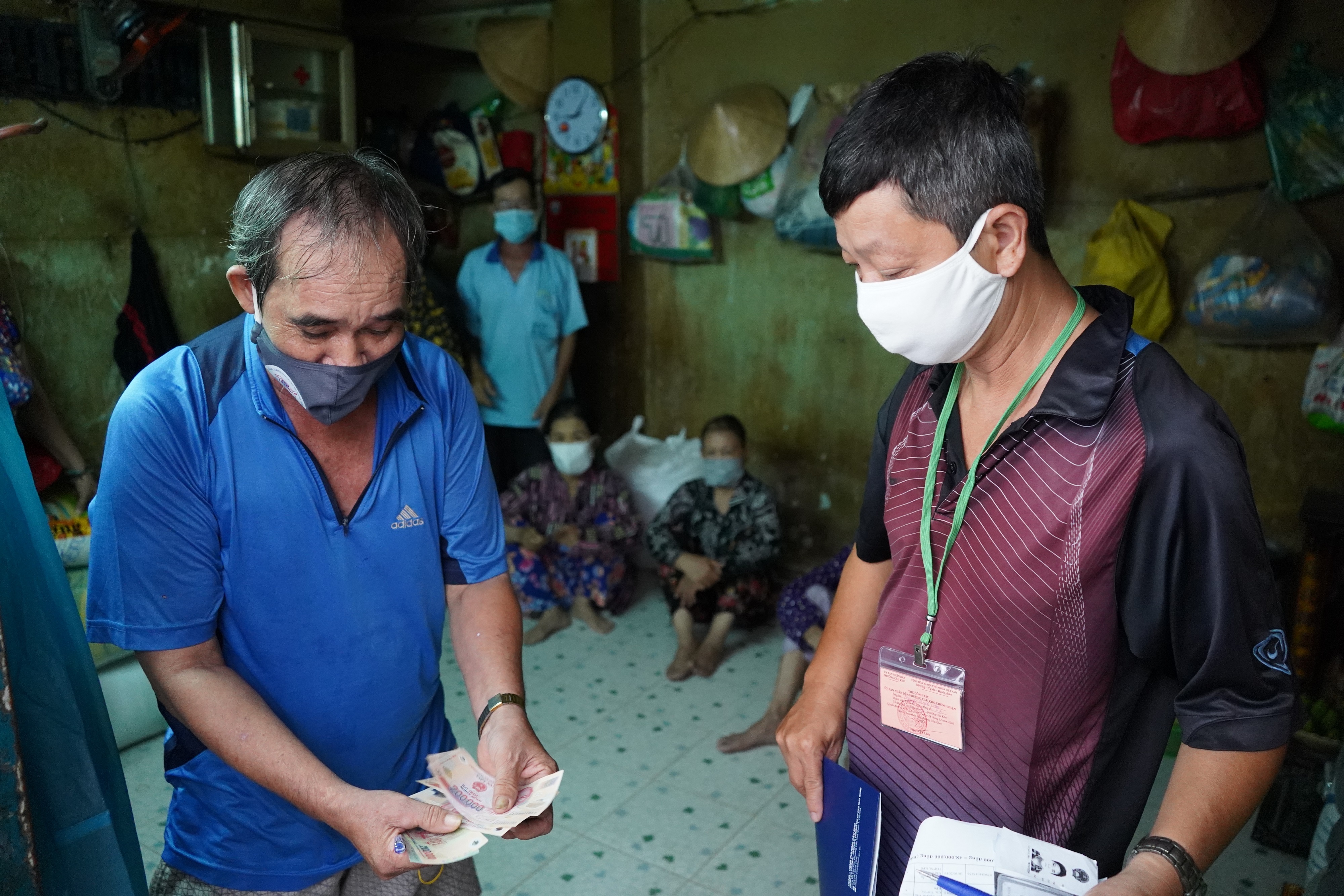 Trao tan tay tien ho tro nguoi ban ve so, hang rong o TP.HCM hinh anh