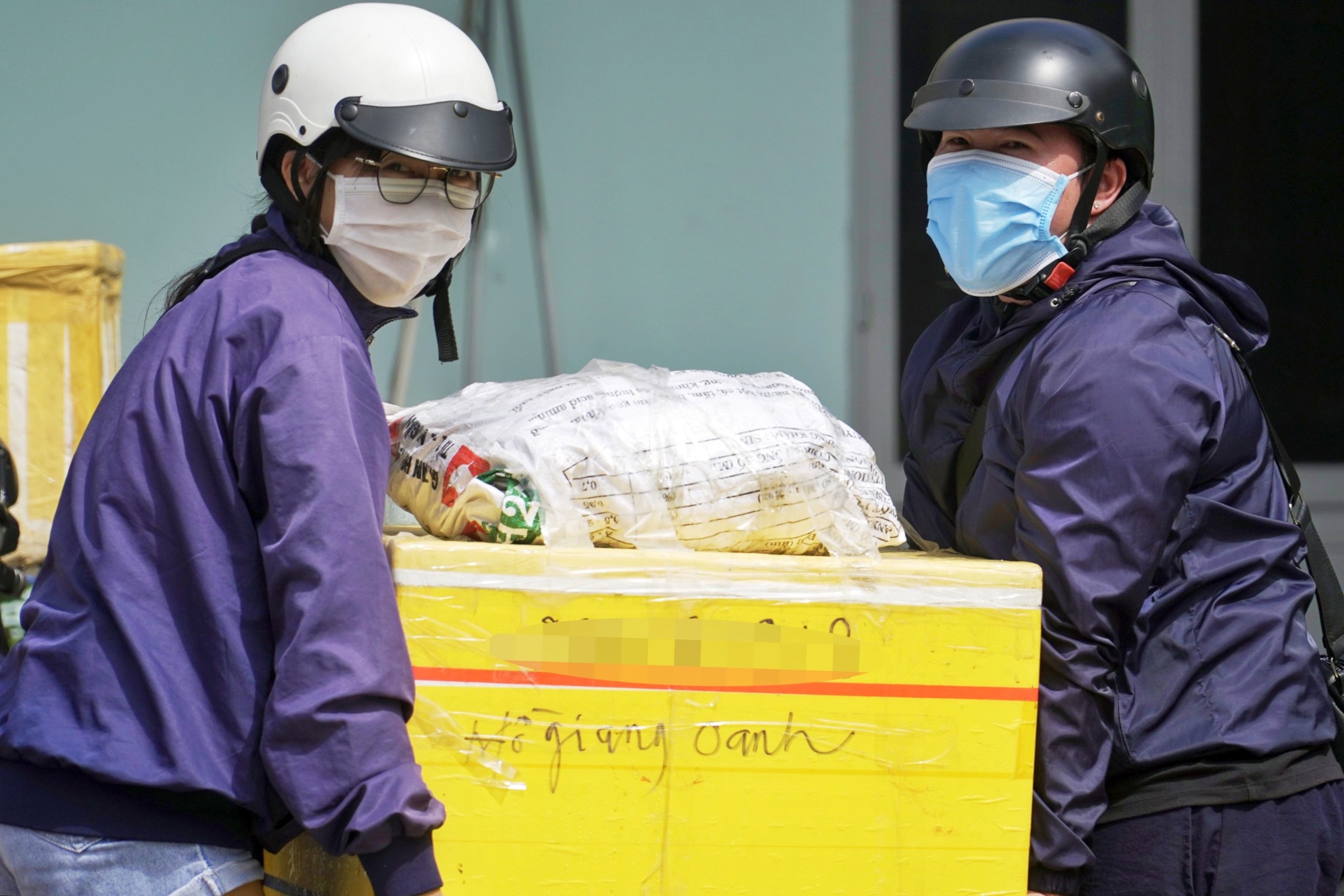 Chuyen xe cho hon 300 kien hang tu Quang Nam vao TP.HCM hinh anh