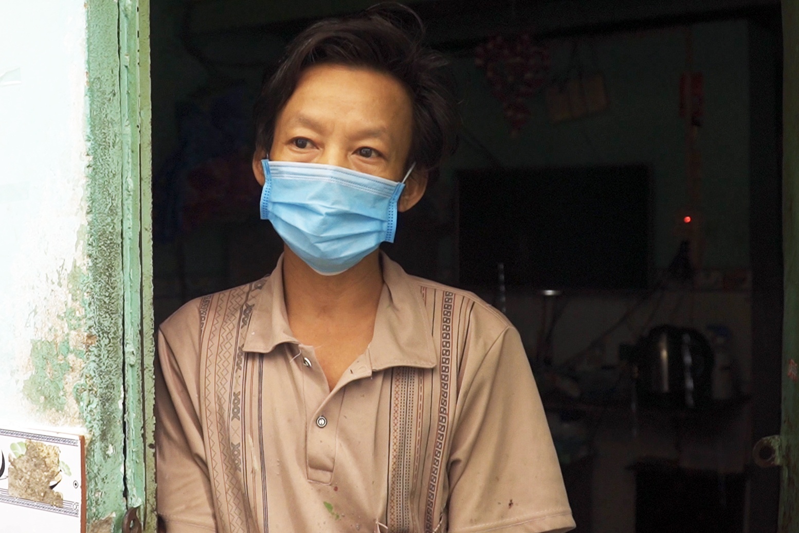 Nhung cong nhan mac ket o xom tro tai TP.HCM trong gian cach hinh anh