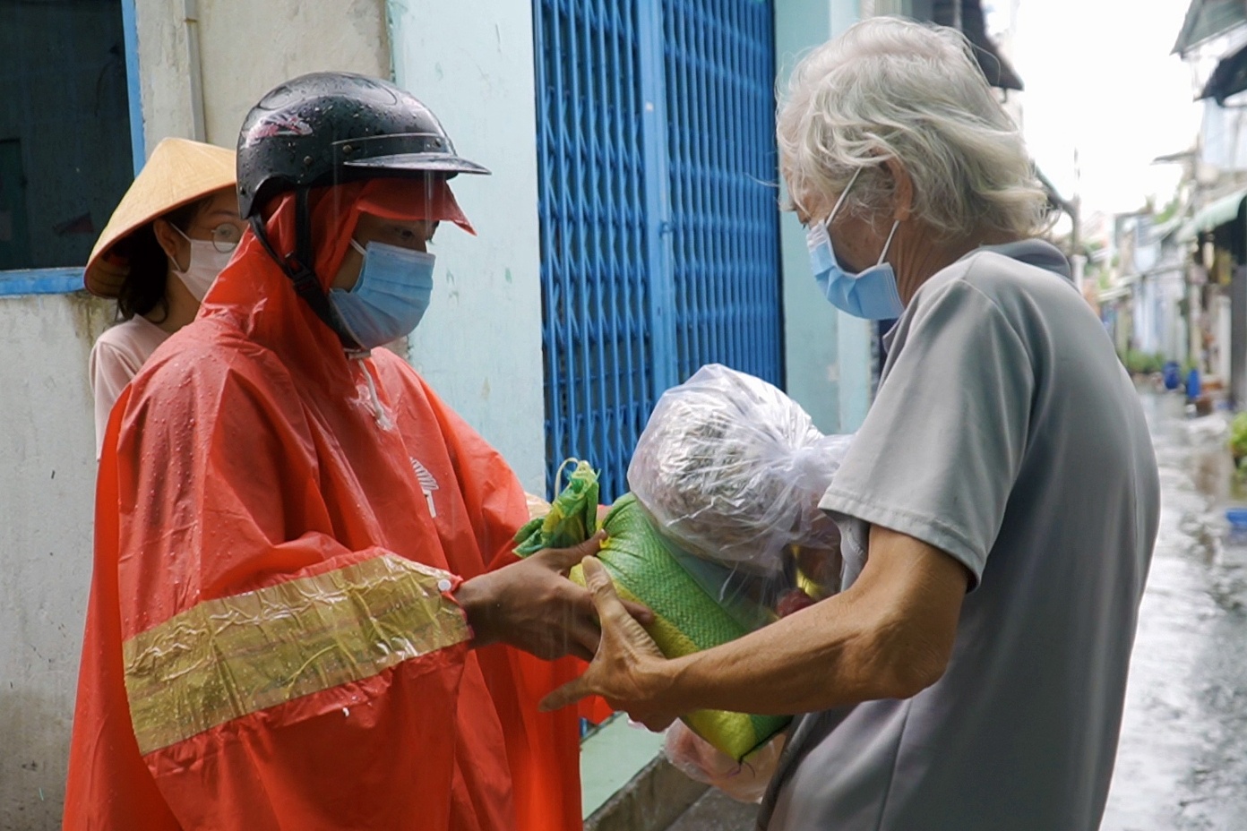 Doi mua trao qua cho nguoi kho khan vi Covid-19 o TP.HCM hinh anh