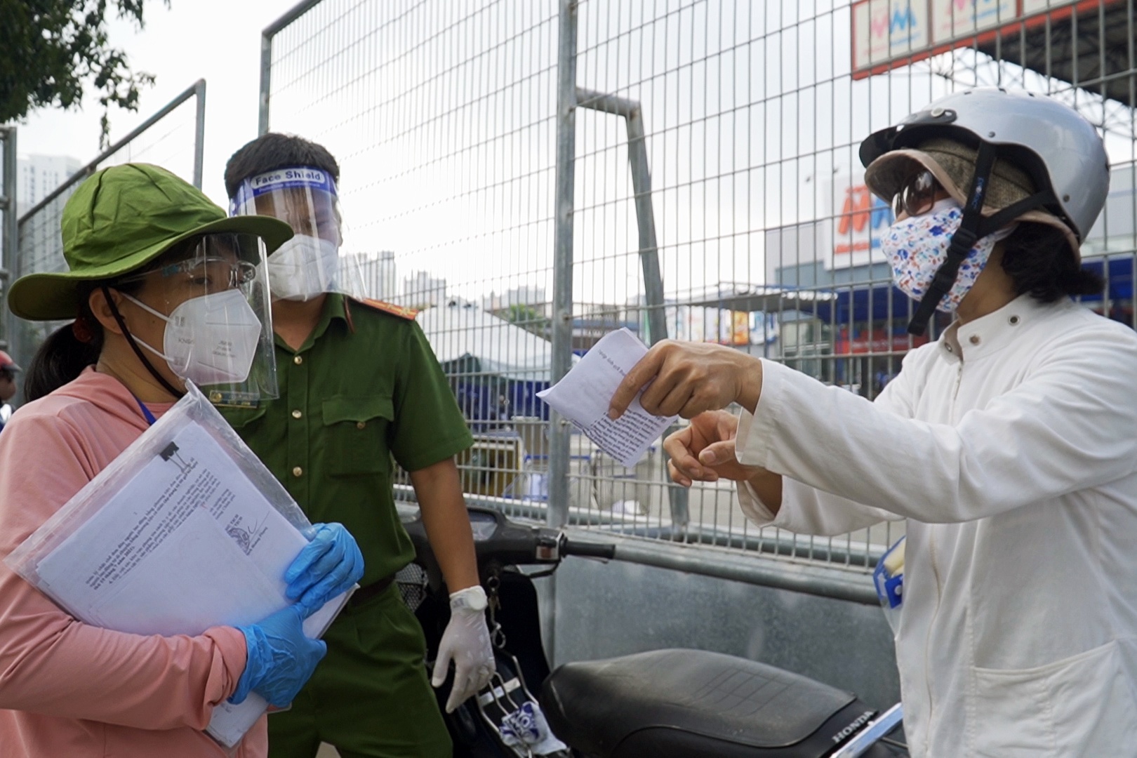 Khong duoc vao sieu thi vi di sai ngay, sai diem tren phieu di cho hinh anh