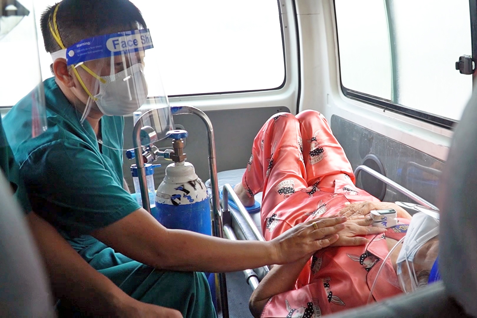 Benh nhan 73 tuoi xuat vien sau mot thang dieu tri Covid-19 hinh anh