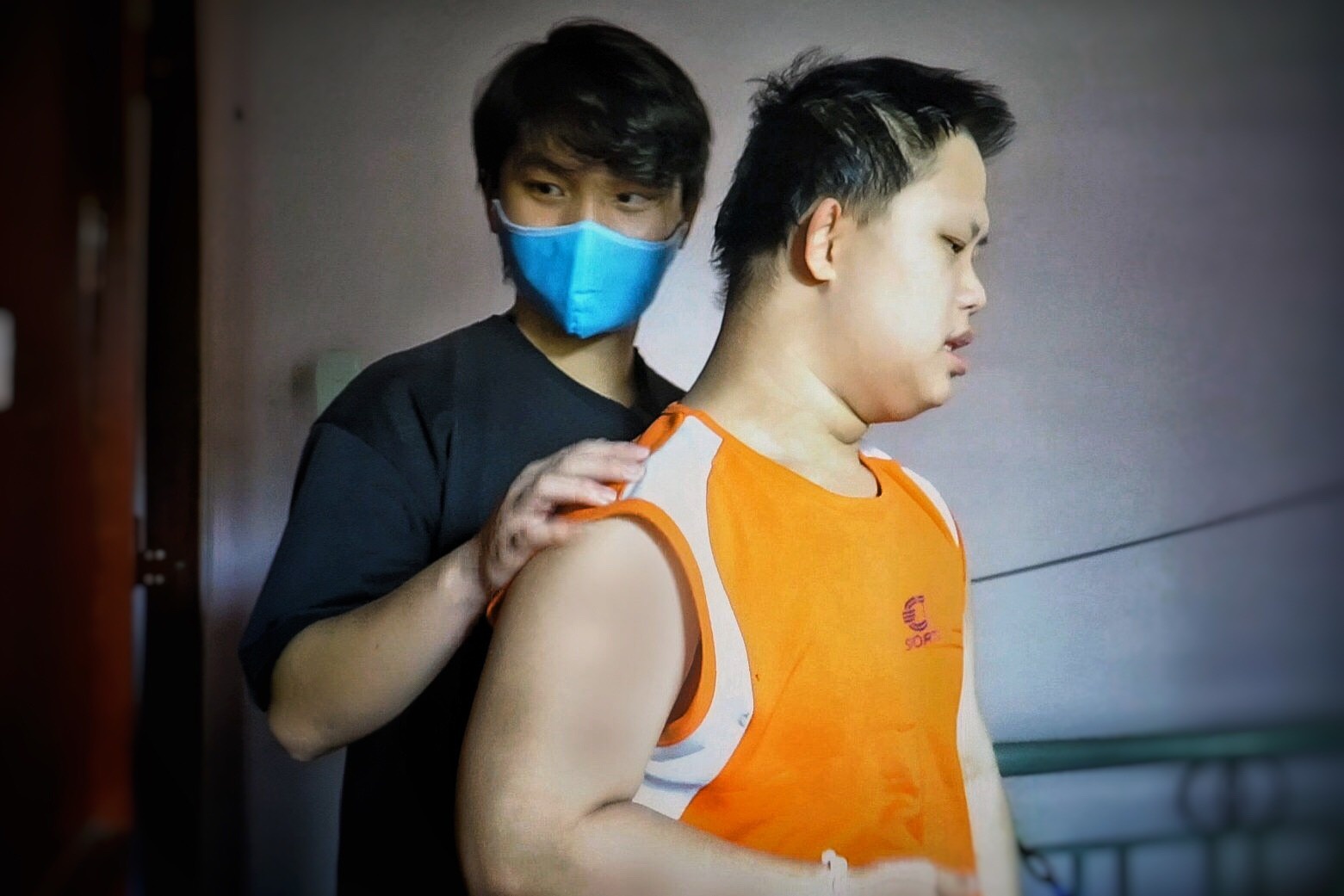 Em ut thanh tru cot, cham soc anh trai khi ba me mat vi Covid-19 hinh anh