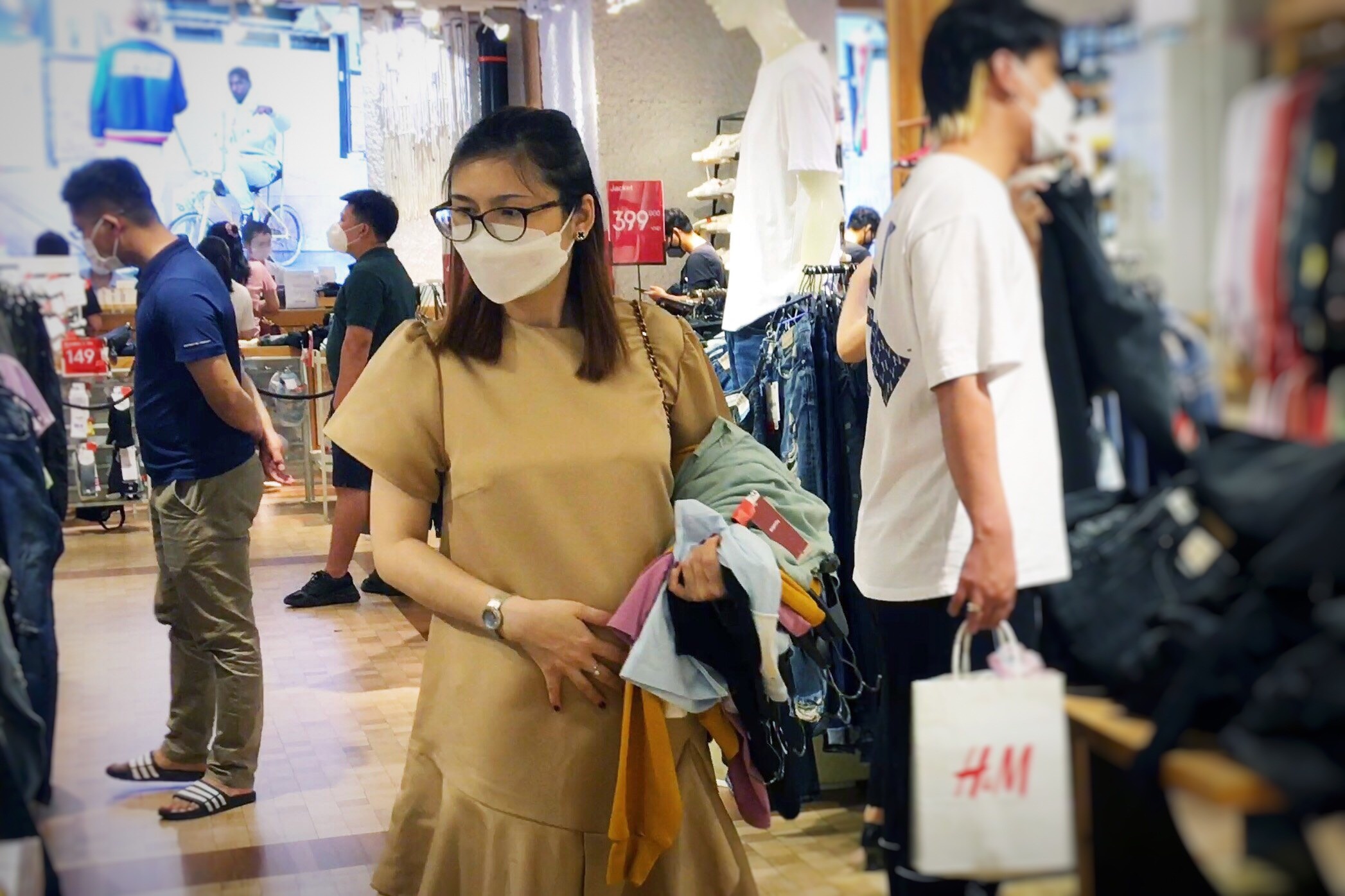 Trung tam thuong mai o TP.HCM nhon nhip ngay cuoi tuan hinh anh