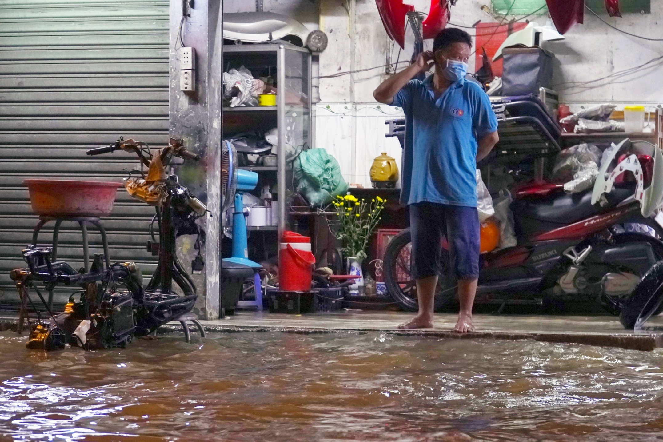 Sinh hoat cua nguoi dan TP.HCM bi dao lon vi trieu cuong hinh anh