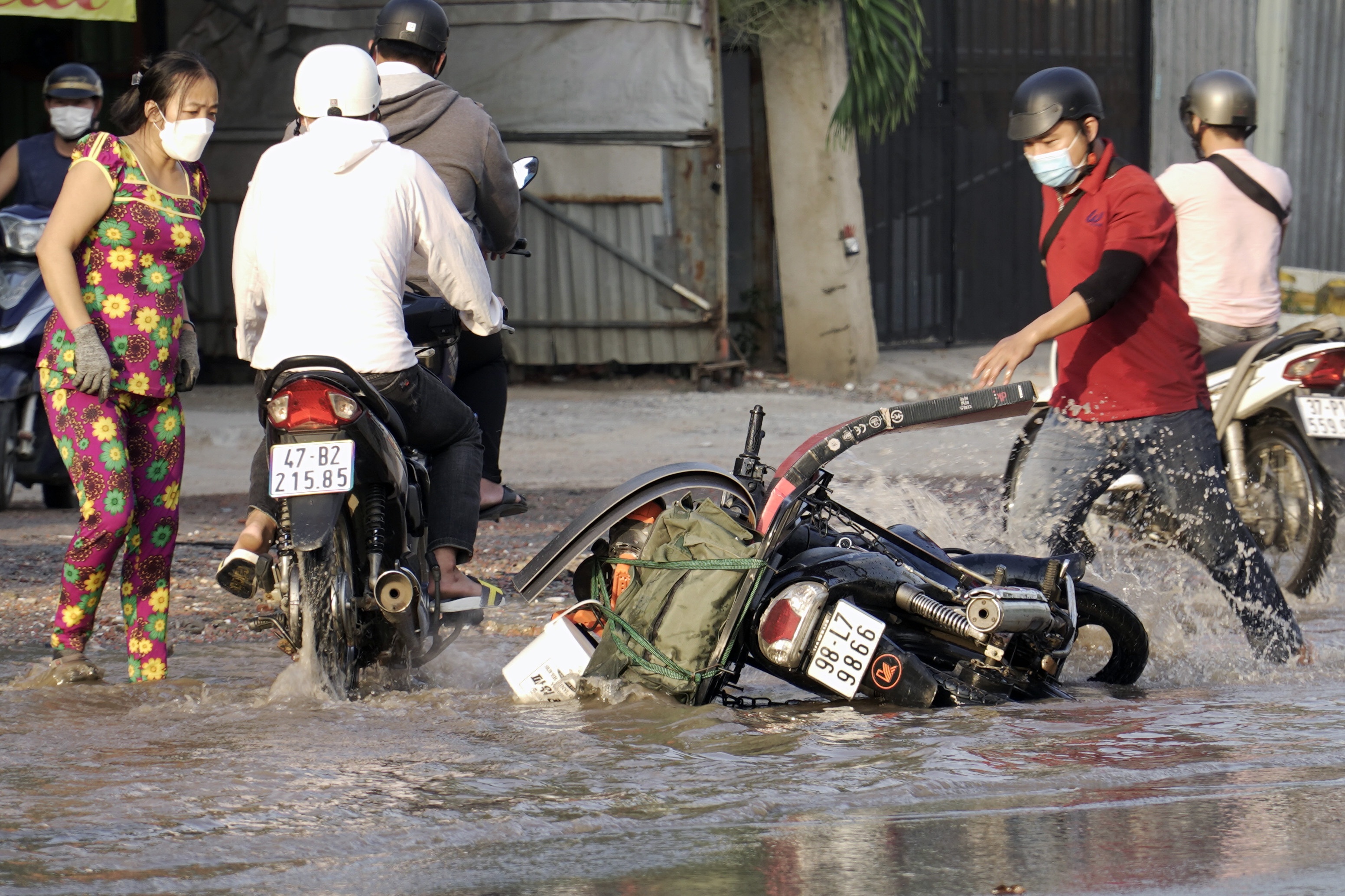 Trieu cuong khien nhieu tuyen duong o TP.HCM bi ngap hinh anh