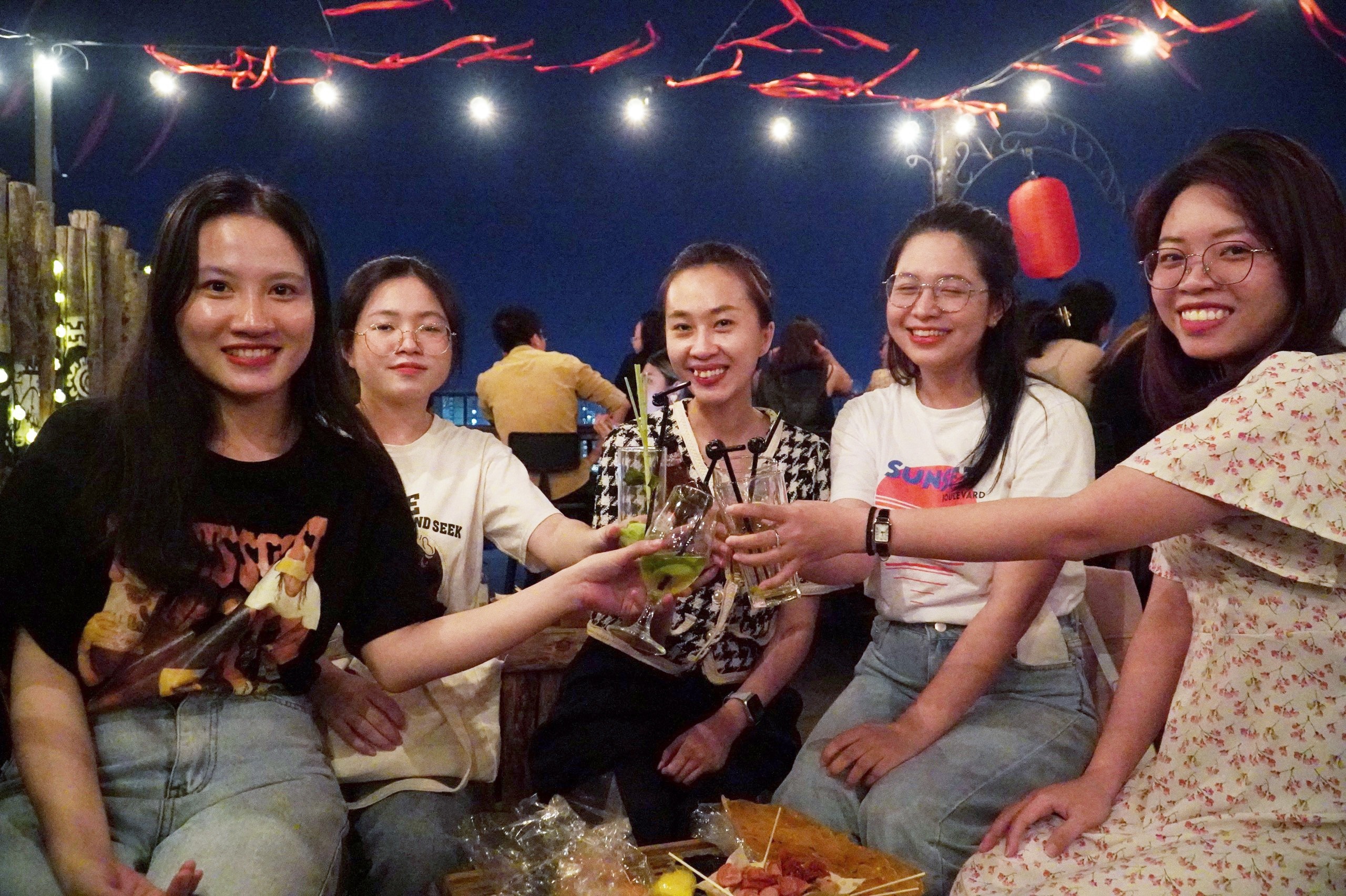 Gioi tre TP.HCM don nam moi tai rooftop bar hinh anh