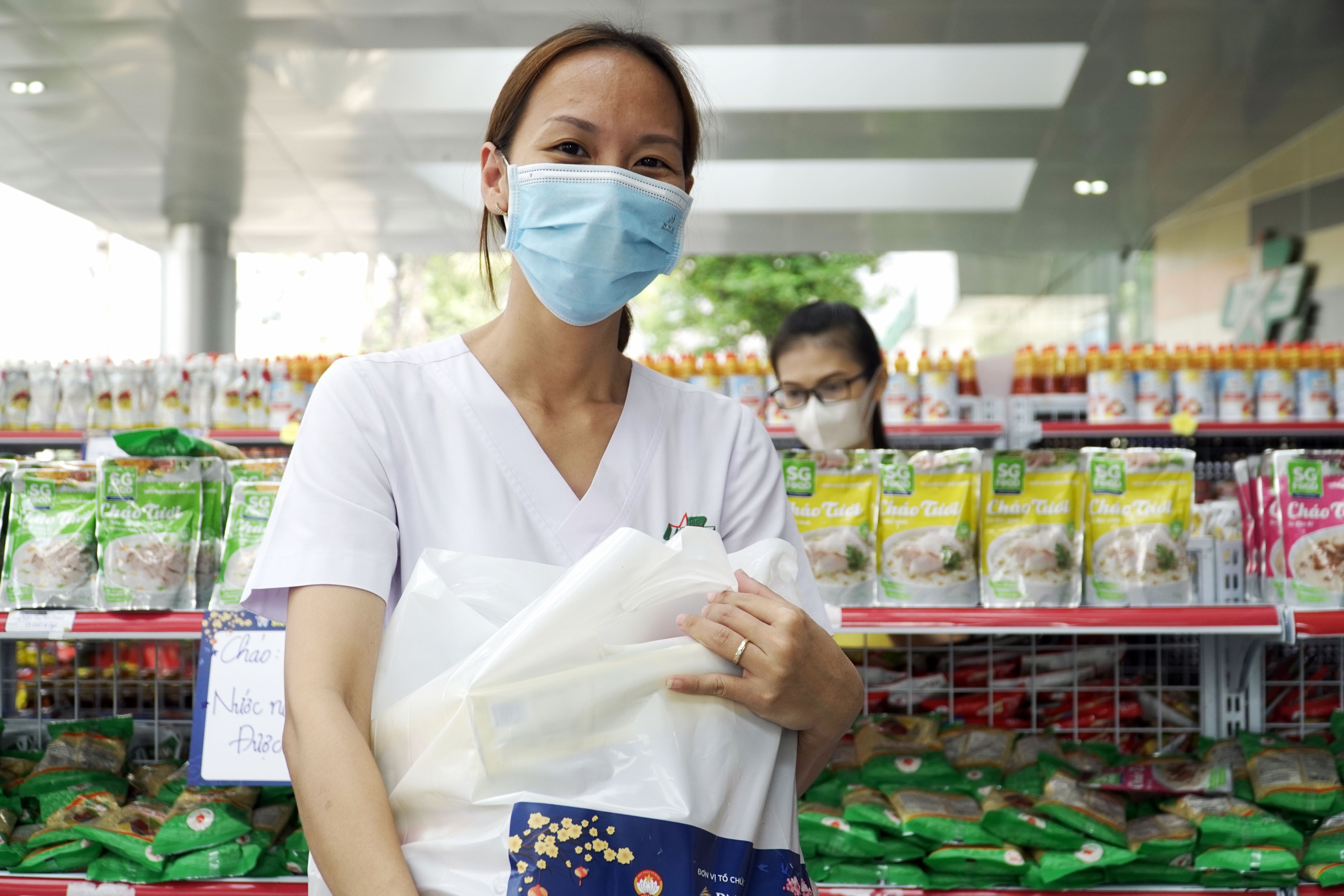 Sieu thi 0 dong o TP.HCM cho benh nhan khong the ve que don Tet hinh anh