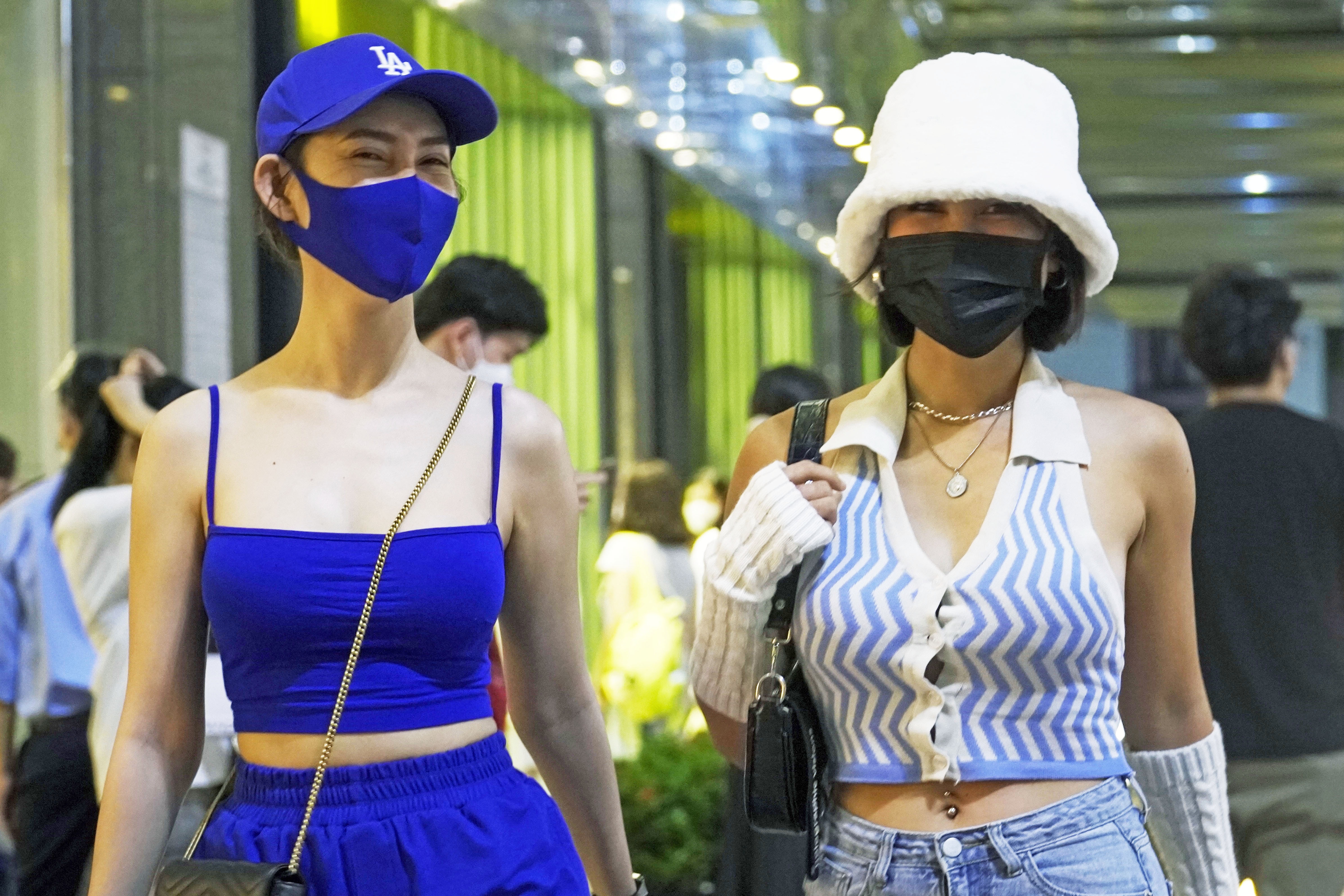 Trung tam thuong mai TP.HCM nhon nhip ngay cuoi tuan hinh anh