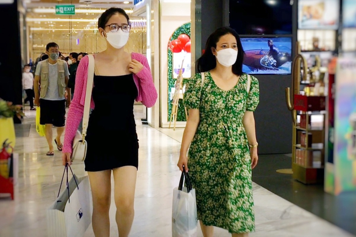 Trung tam thuong mai tai TP.HCM bat dau nhon nhip nguoi mua sam hinh anh