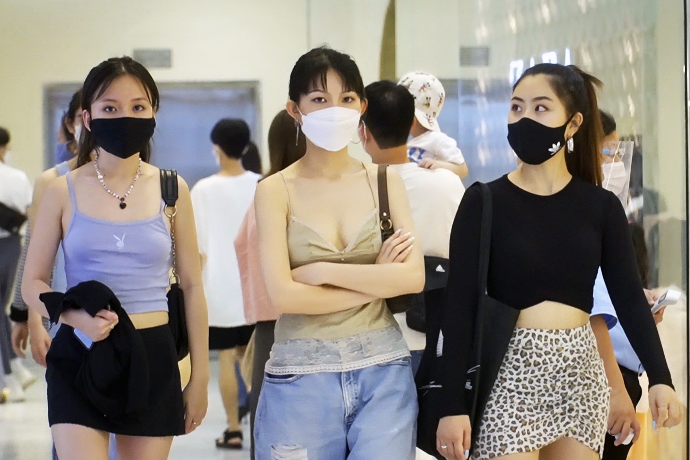 Chi hang chuc trieu mua sam Tet hinh anh