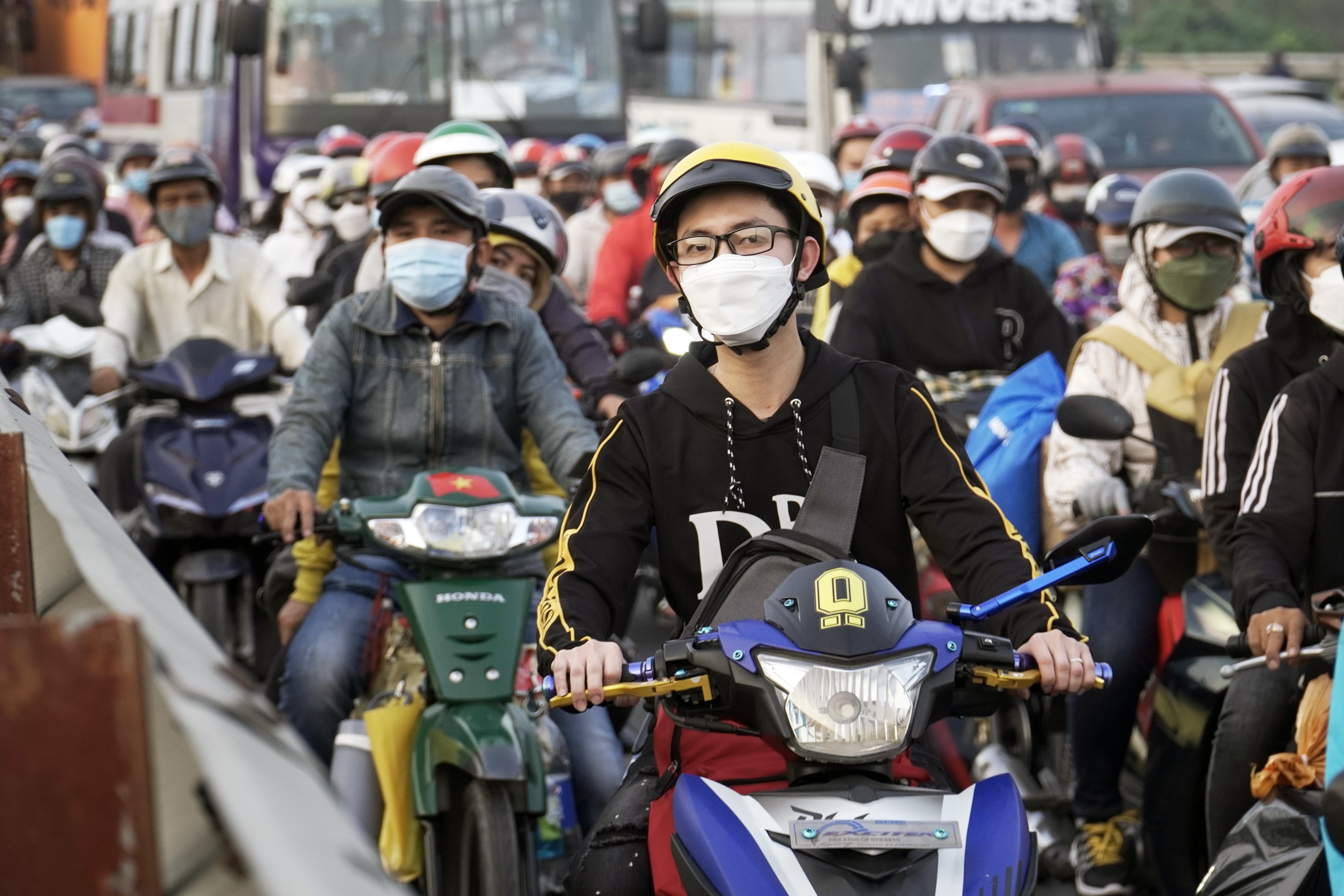 Cua ngo mien Tay un u vi dong nguoi ve que don Tet hinh anh