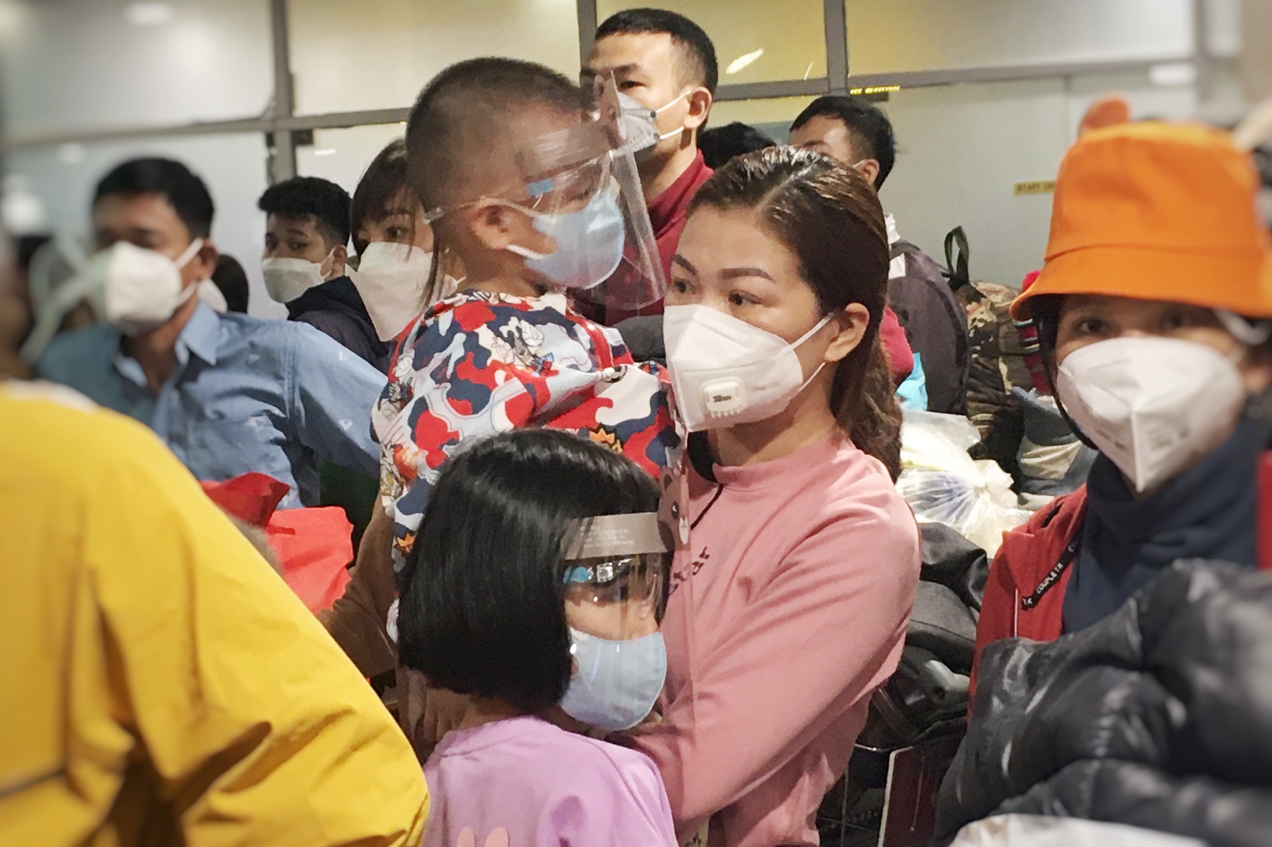 San bay Tan Son Nhat kin nguoi lam thu tuc tu sang som hinh anh