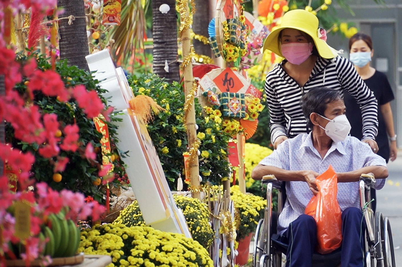 Mang khong khi Tet toi cho benh nhan khong the ve que hinh anh