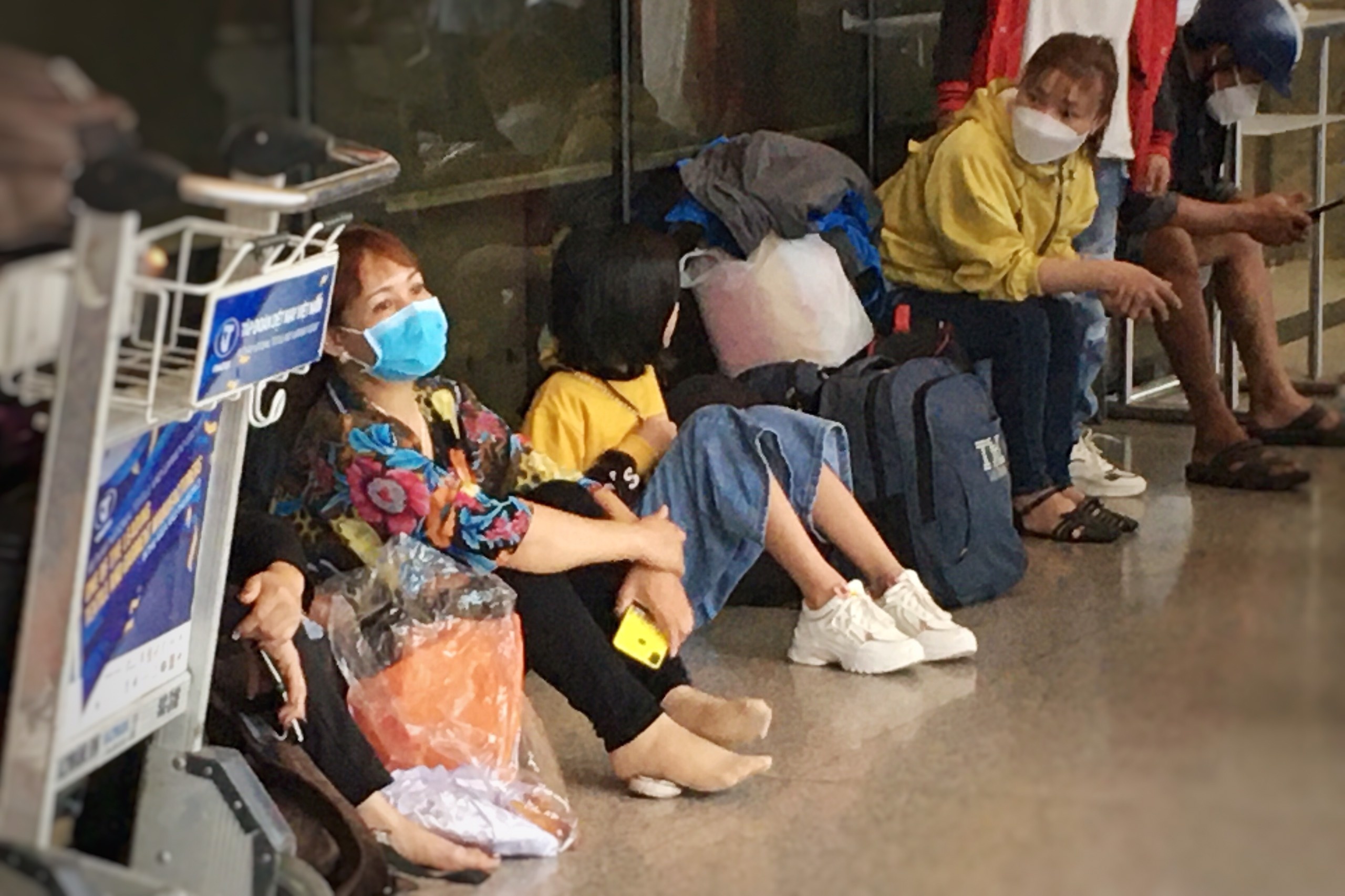 Hanh khach vat va cho bay tai Tan Son Nhat hinh anh