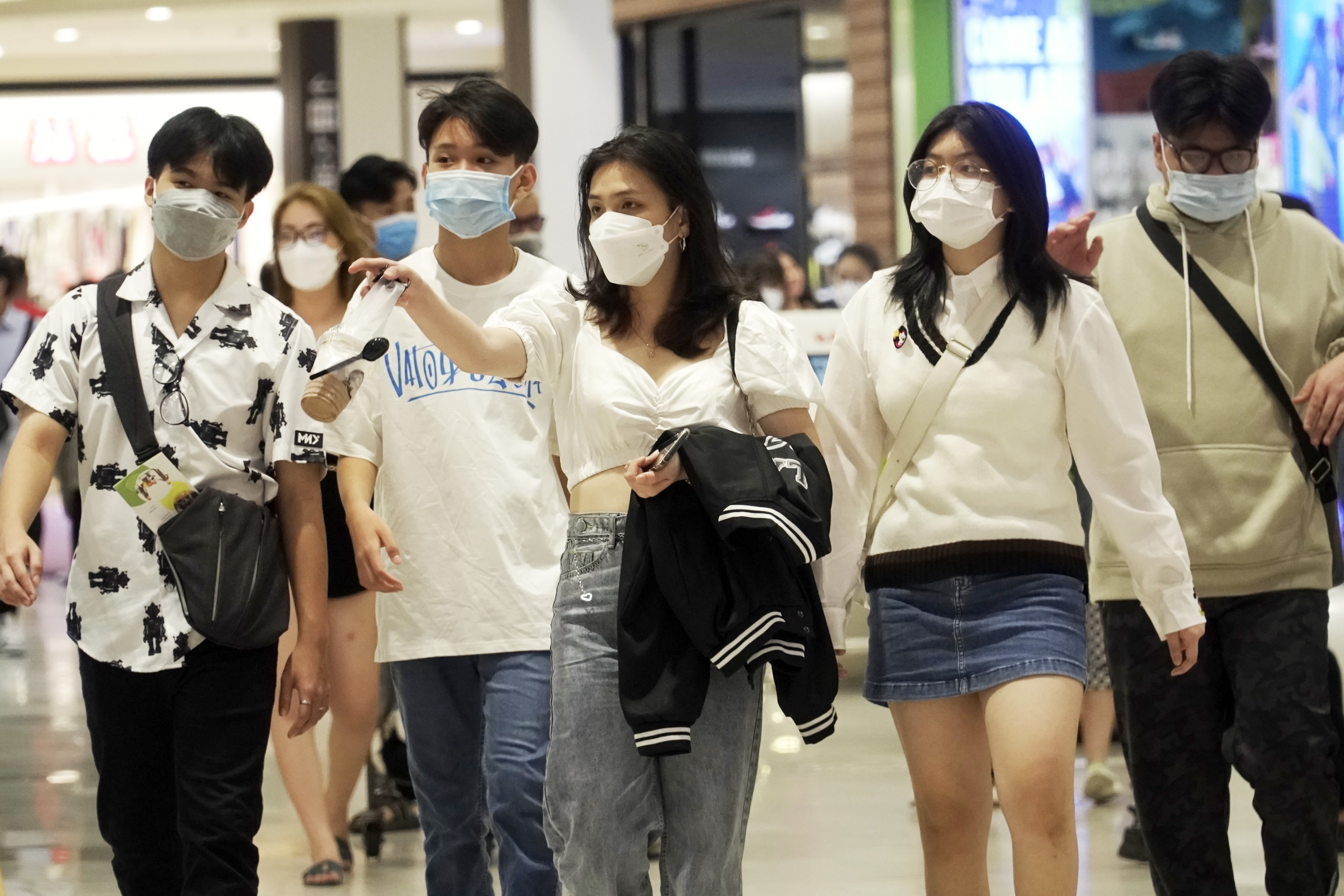 Nha hang, rap phim tai TP.HCM dong duc mung 1 Tet hinh anh