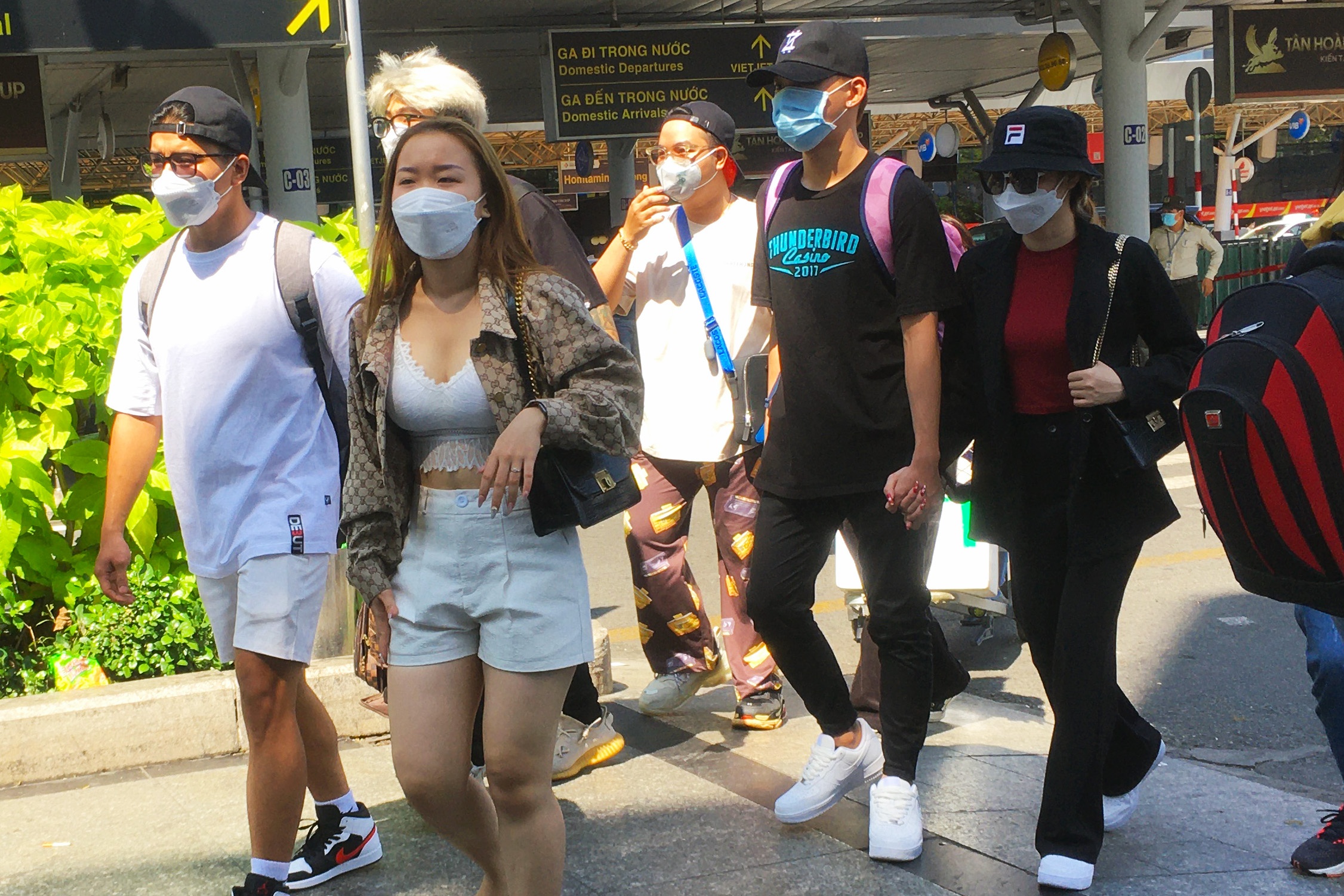 Hanh khach kho don taxi tai san bay Tan Son Nhat hinh anh