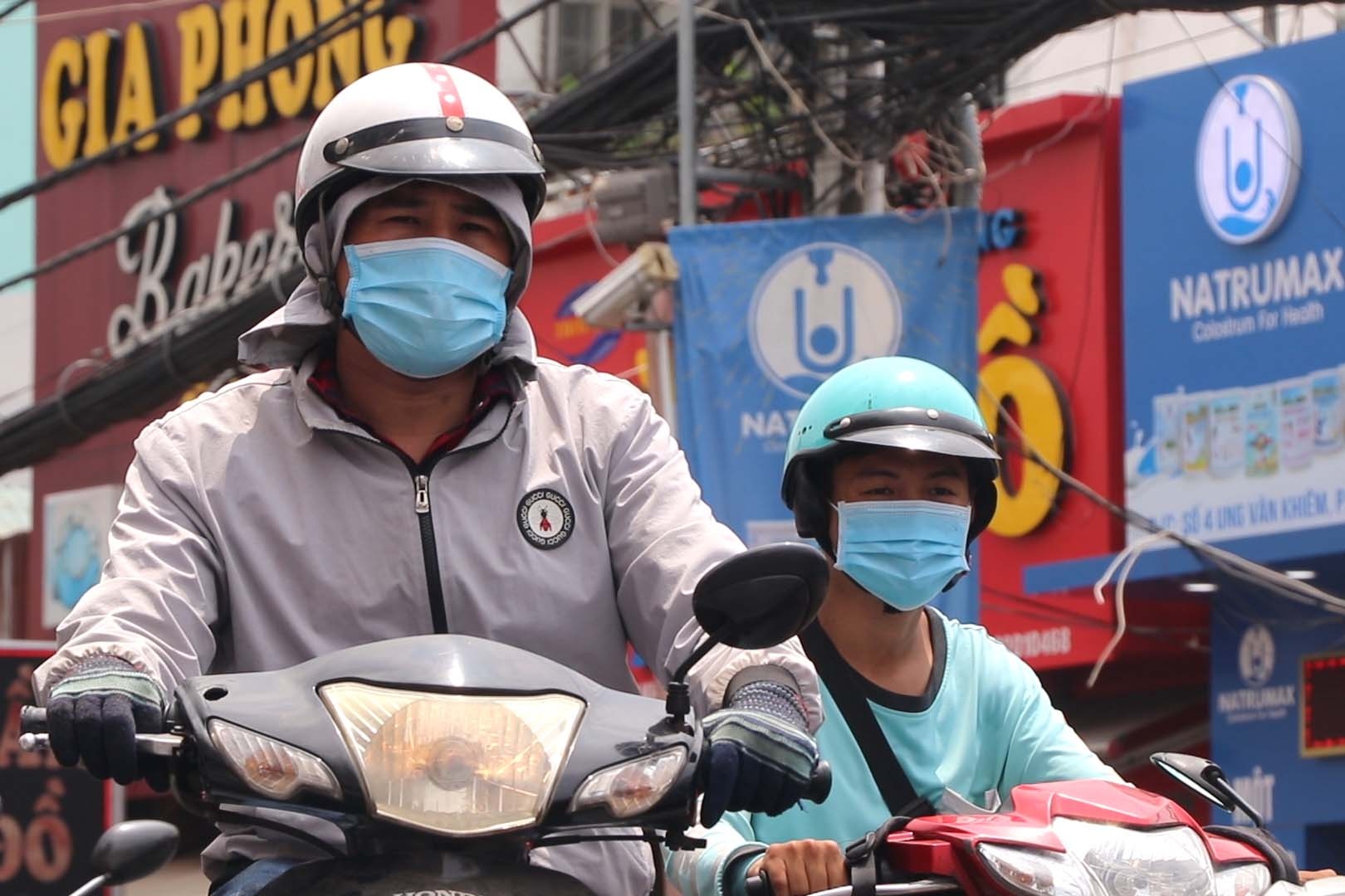 Nguoi dan TP.HCM vat lon voi nang nong hinh anh