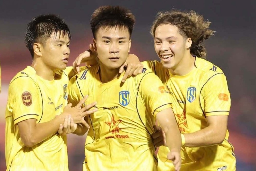 Giữa các đại gia giàu mạnh, vì sao SLNA lên đỉnh bảng V.League?