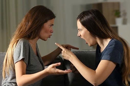 Bị chê bai trước đám đông, nên phản ứng thế nào?