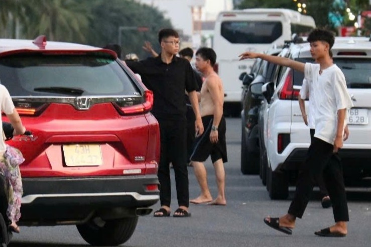 Da Nang tai dien tinh trang cheo keo du khach hinh anh