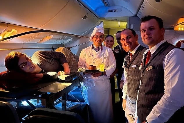 Nguoi phu nu cao nhat the gioi phai mua 6 ve moi lan bay hinh anh