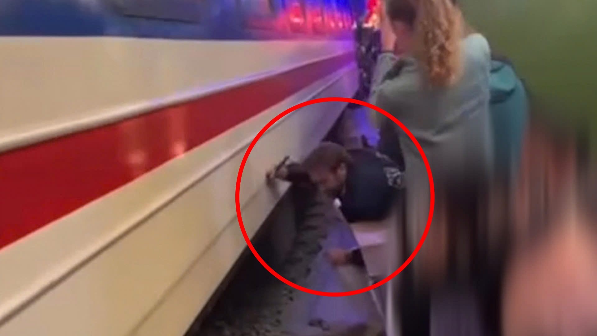 Xac minh vu khach Tay suyt bi can o pho ca phe duong tau Ha Noi hinh anh