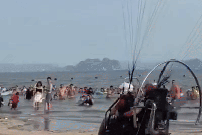 Du luon dong co lao vao du khach tren bai bien Ha Long hinh anh