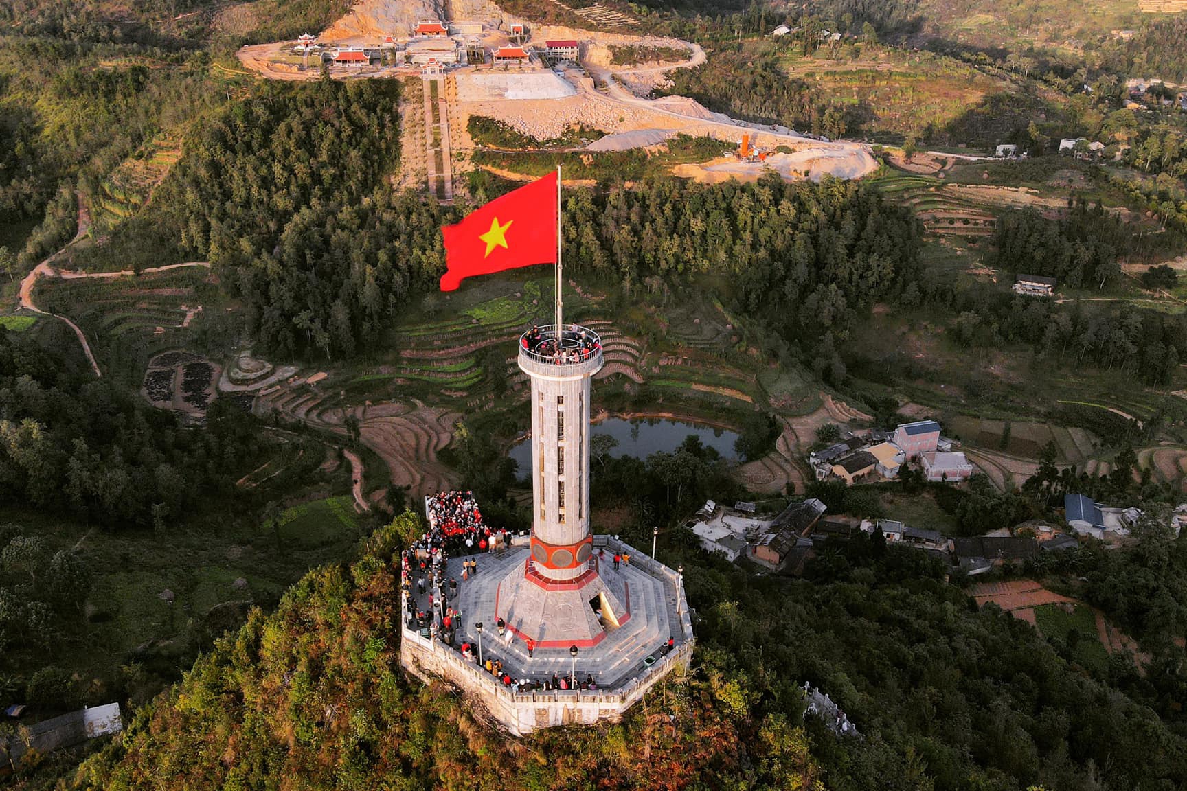 Tam dung phuong tien cho khach len Cot co Lung Cu hinh anh