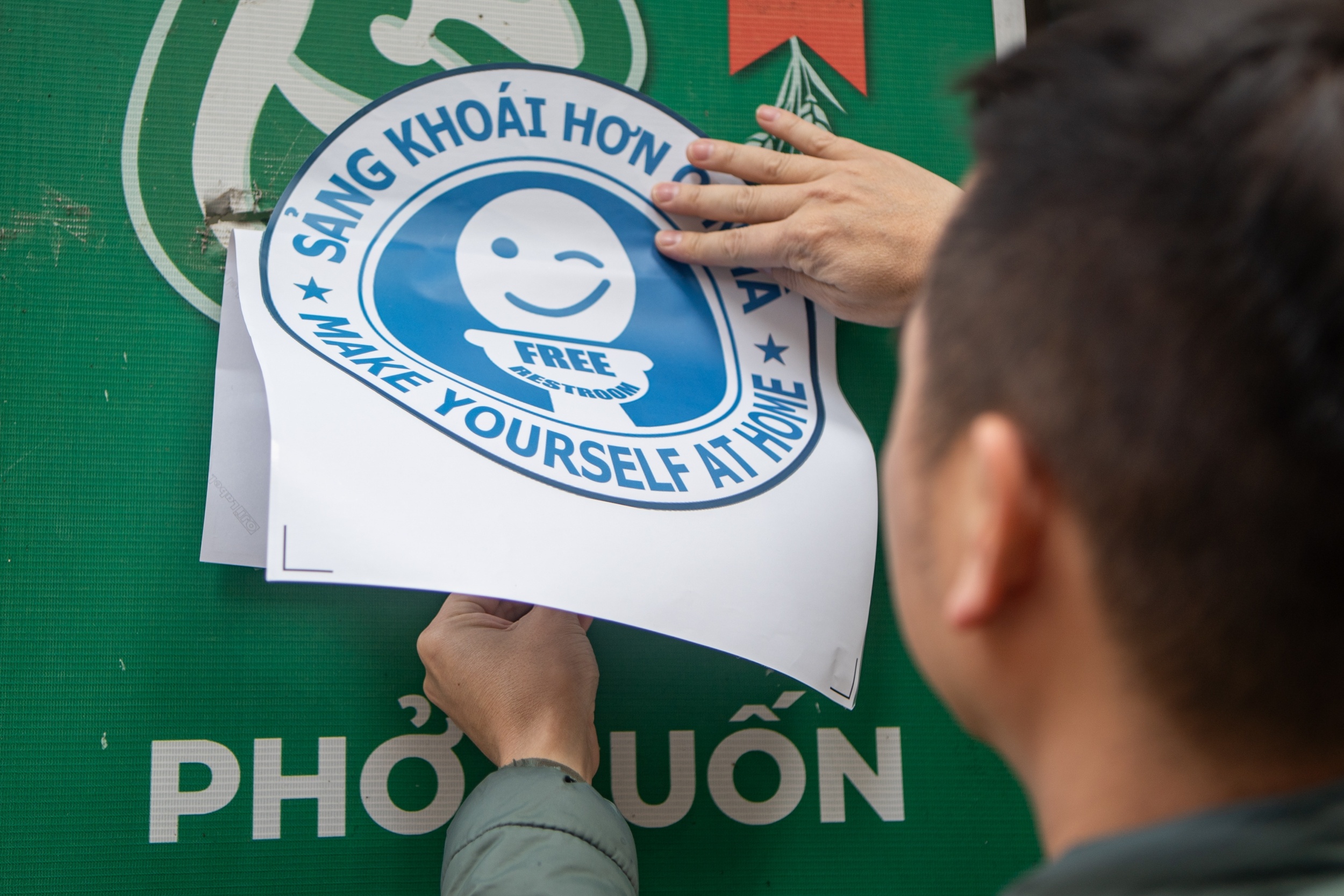 Van dong khach san, nha hang Ha Noi cho dung toilet mien phi dip 2/9 hinh anh
