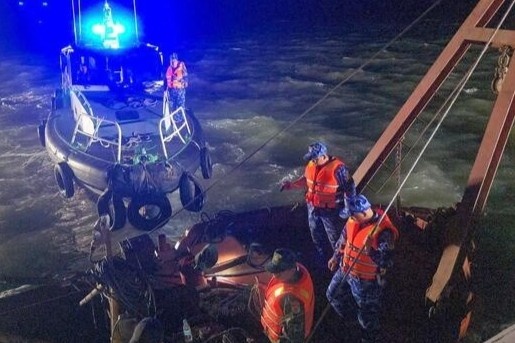 Dac cong nuoc xuyen dem tim nan nhan vu lat tau o Ha Long hinh anh