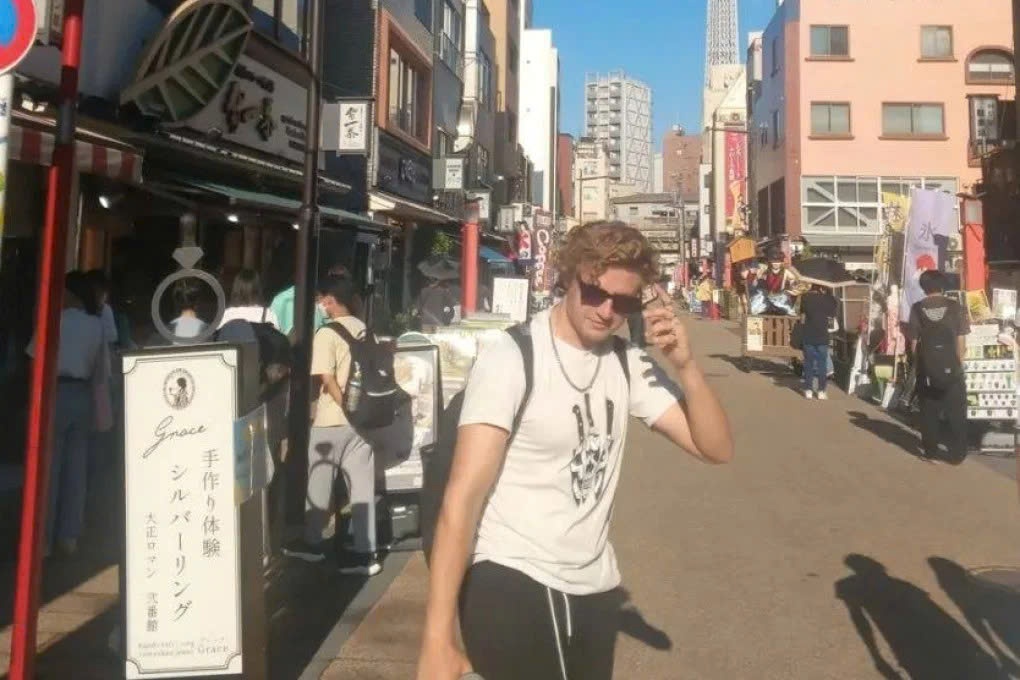 Du khach gay phan no vi uong do cung o nghia trang Nhat Ban hinh anh