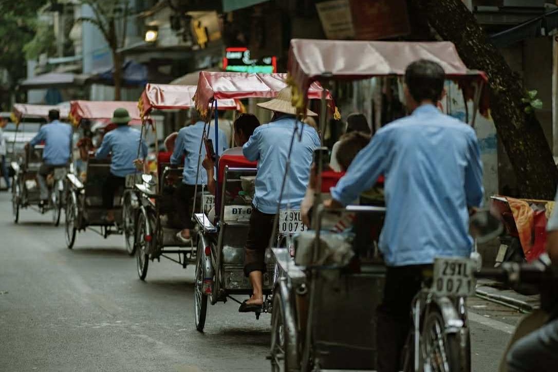 Tai xe xin loi vi 'chat chem' 1,2 trieu dong tien xich lo tai Ha Noi hinh anh