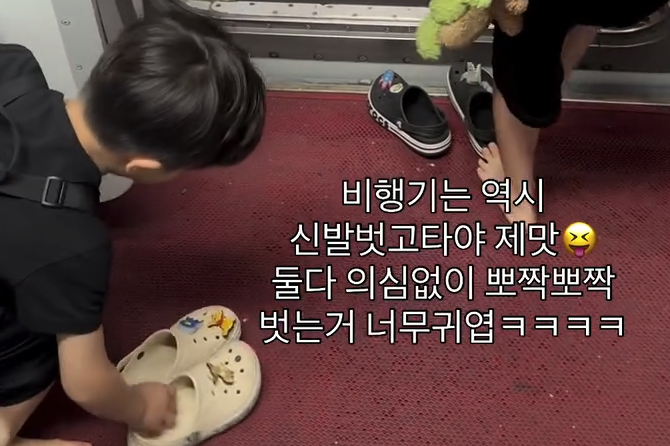 Khoanh khac 2 em be Han Quoc coi giay len may bay gay sot hinh anh