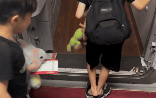 3 triệu lượt xem 2 cậu bé Hàn Quốc bỏ dép khi lên máy bay Việt Nam