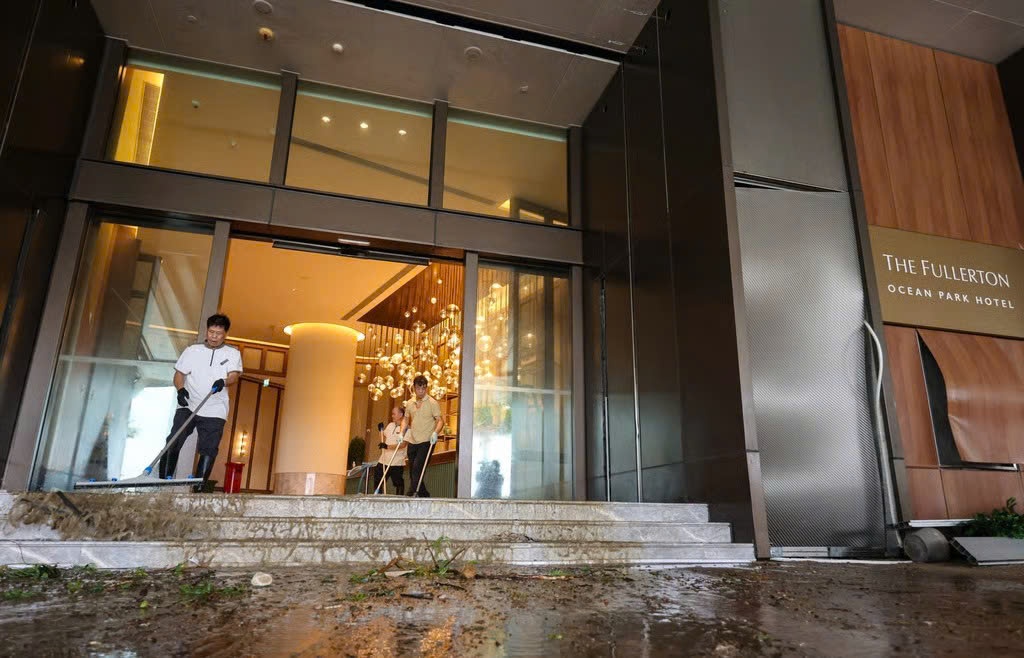 Song bien danh tung cua khach san o Hong Kong hinh anh